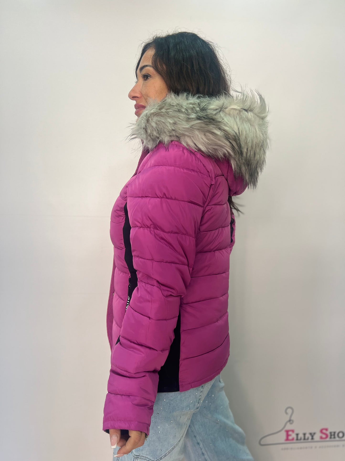 Piumino da donna corto con cappuccio e pelliccia