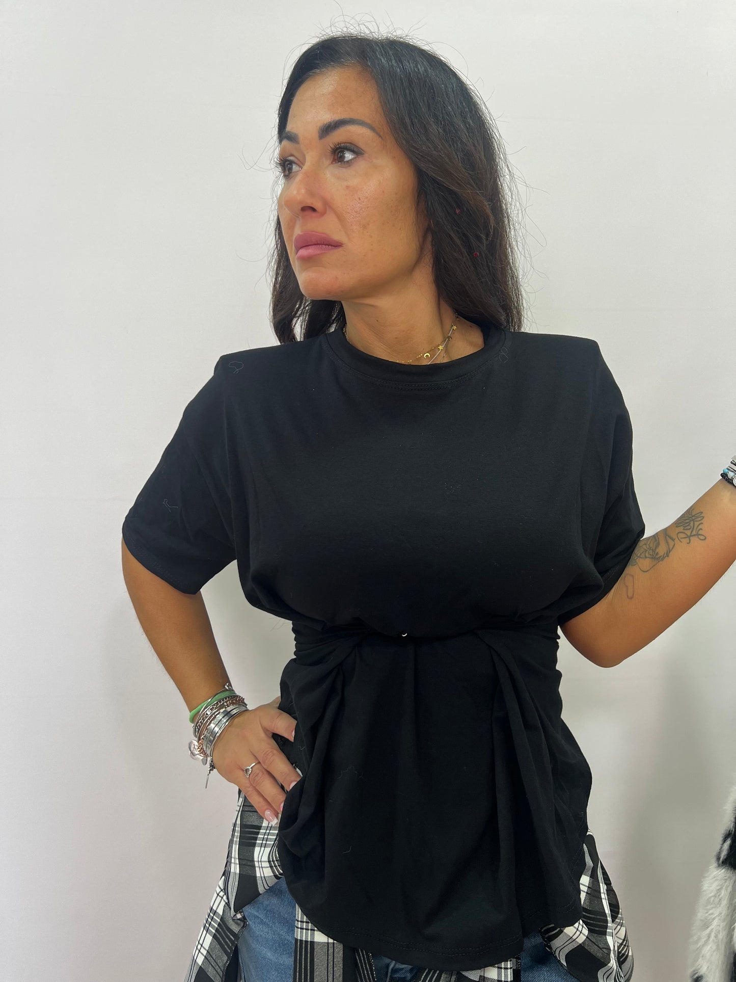 T-shirt donna con arriccio e gancio centrale