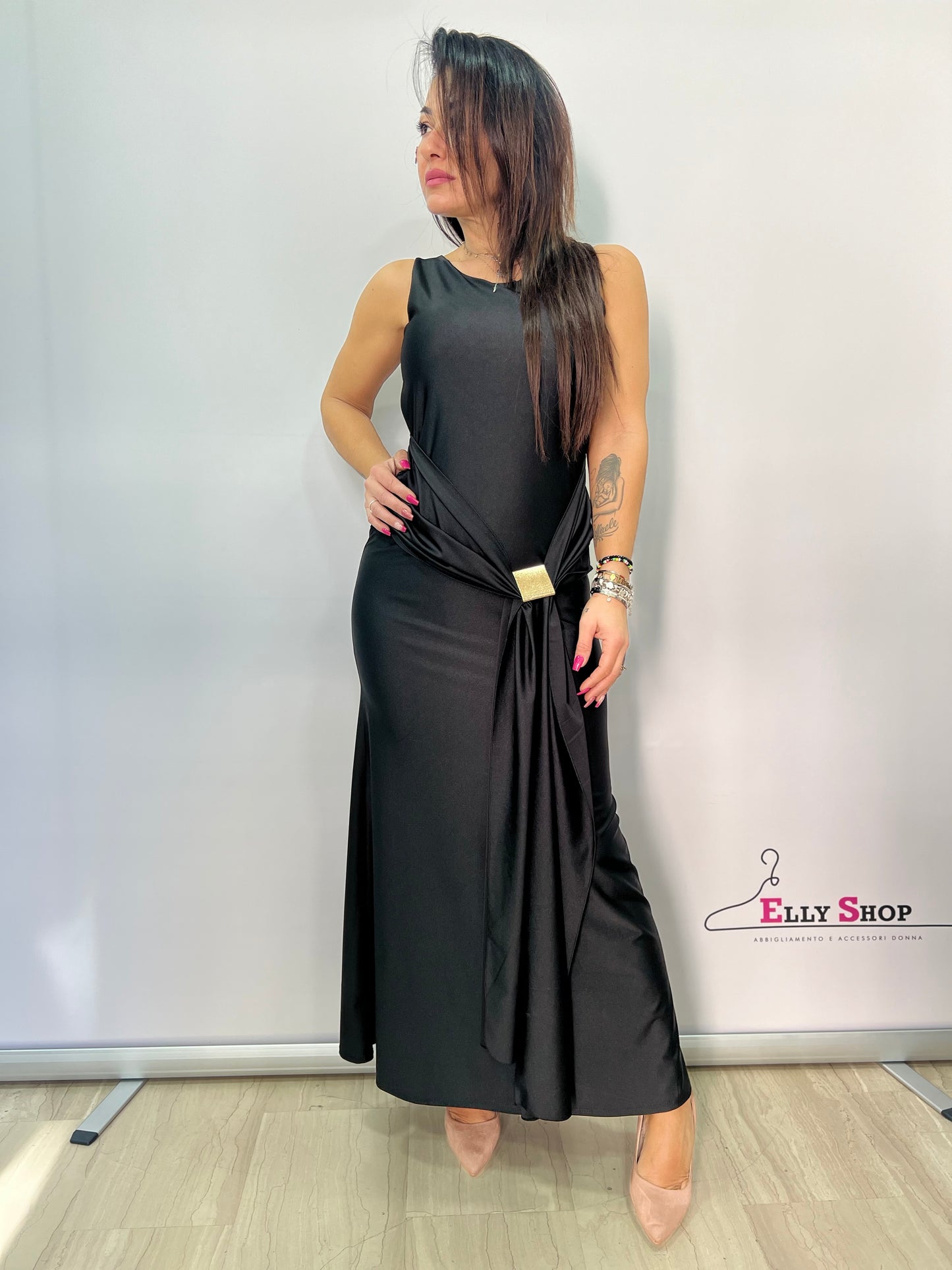 Abito lungo elegante con drappeggio oro