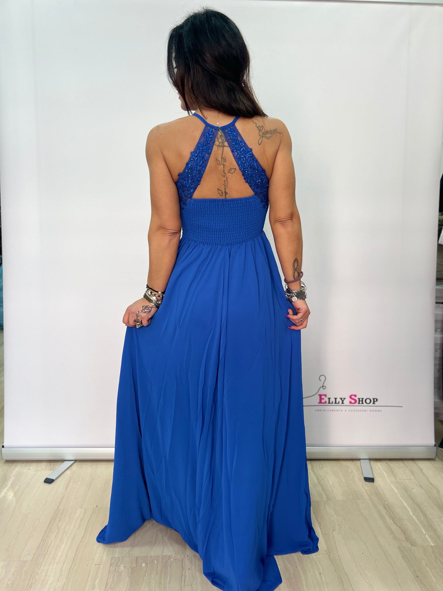 Abito lungo elegante con pizzo e spacco