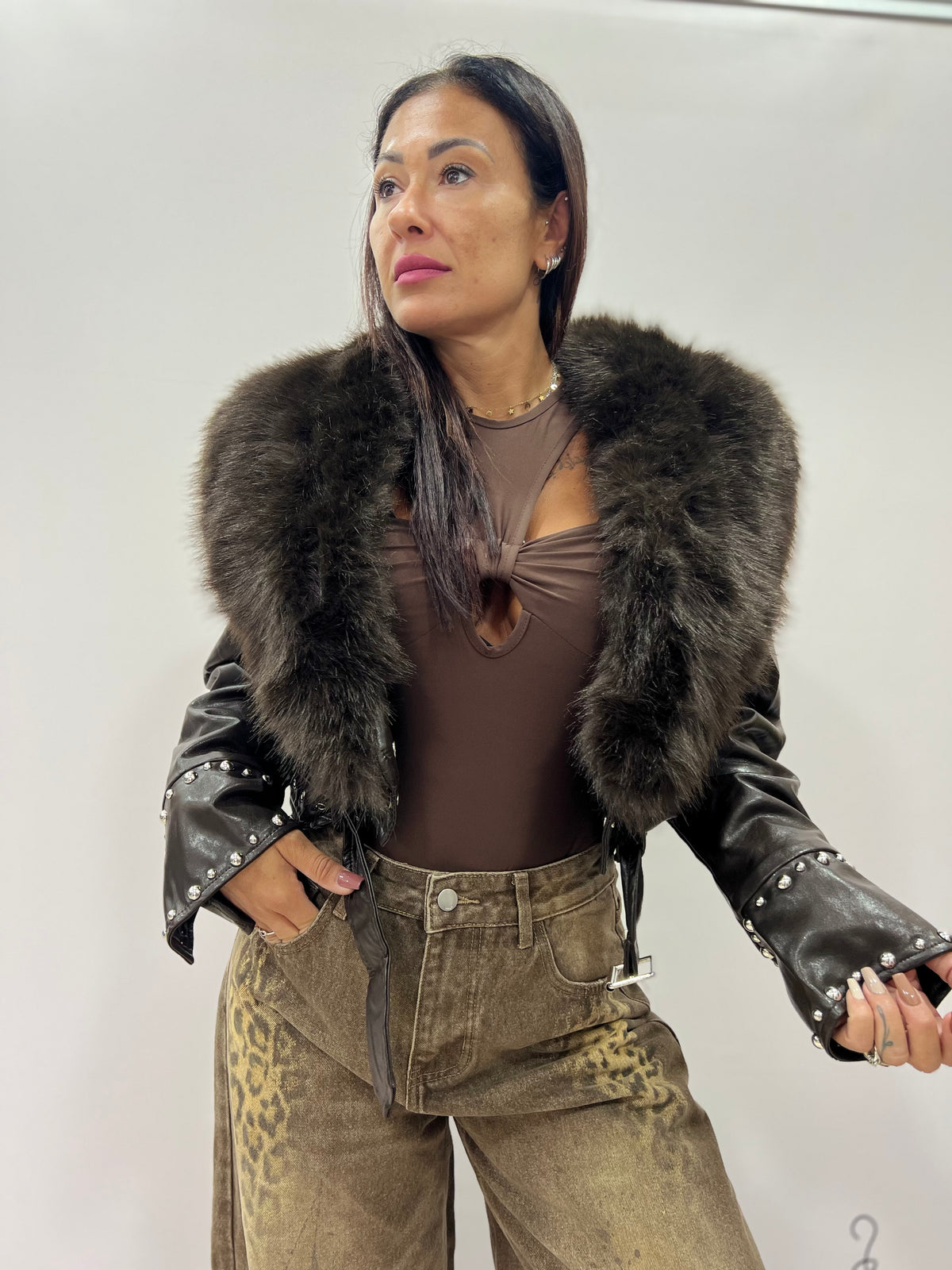 Giacca Donna Victoria in Ecopelle con Maxi Collo in Ecopelliccia e Borchie