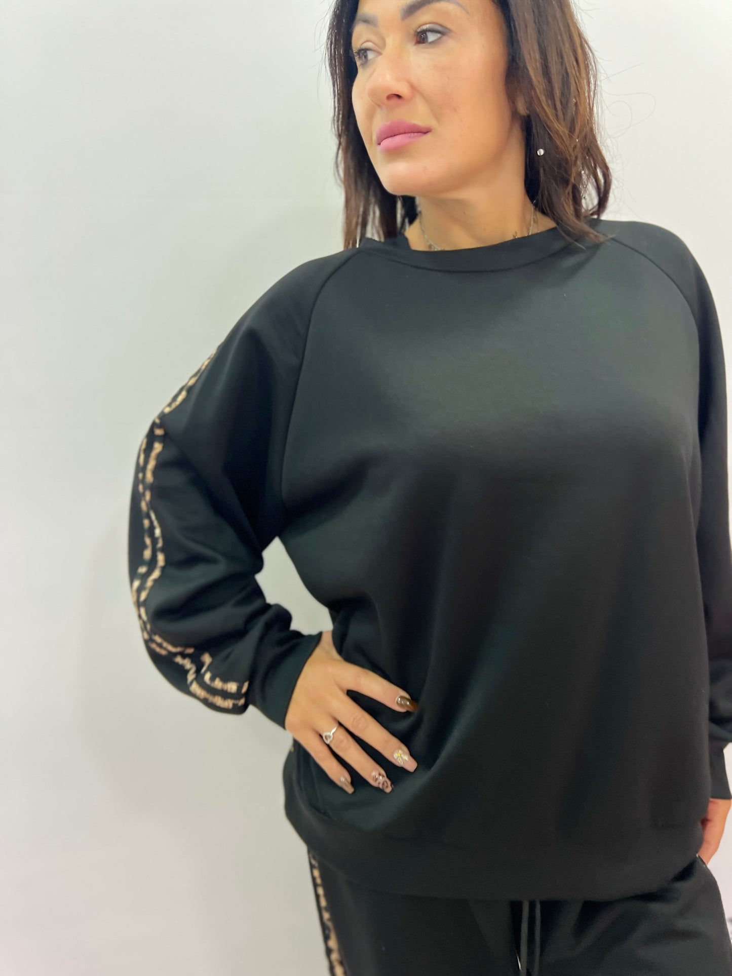 Completo donna curvy nero con bande animalier