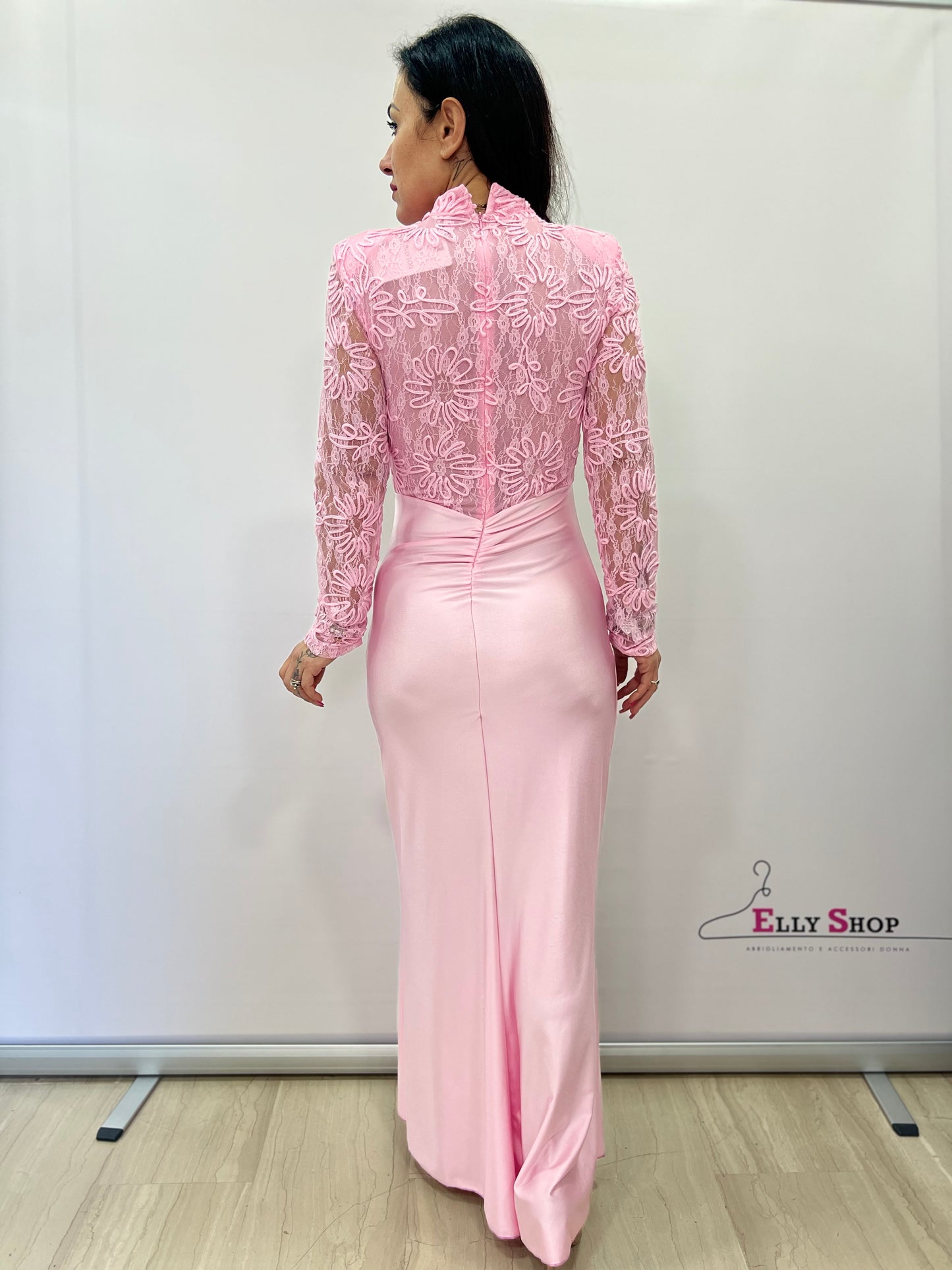 Abito lungo elegante in pizzo con spacco