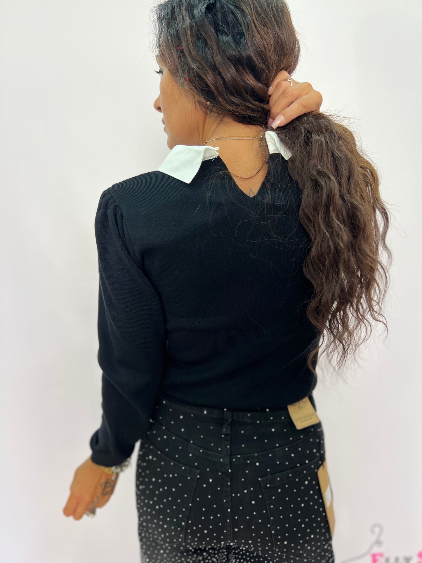 Maglia con colletto Swarovski e cravatta