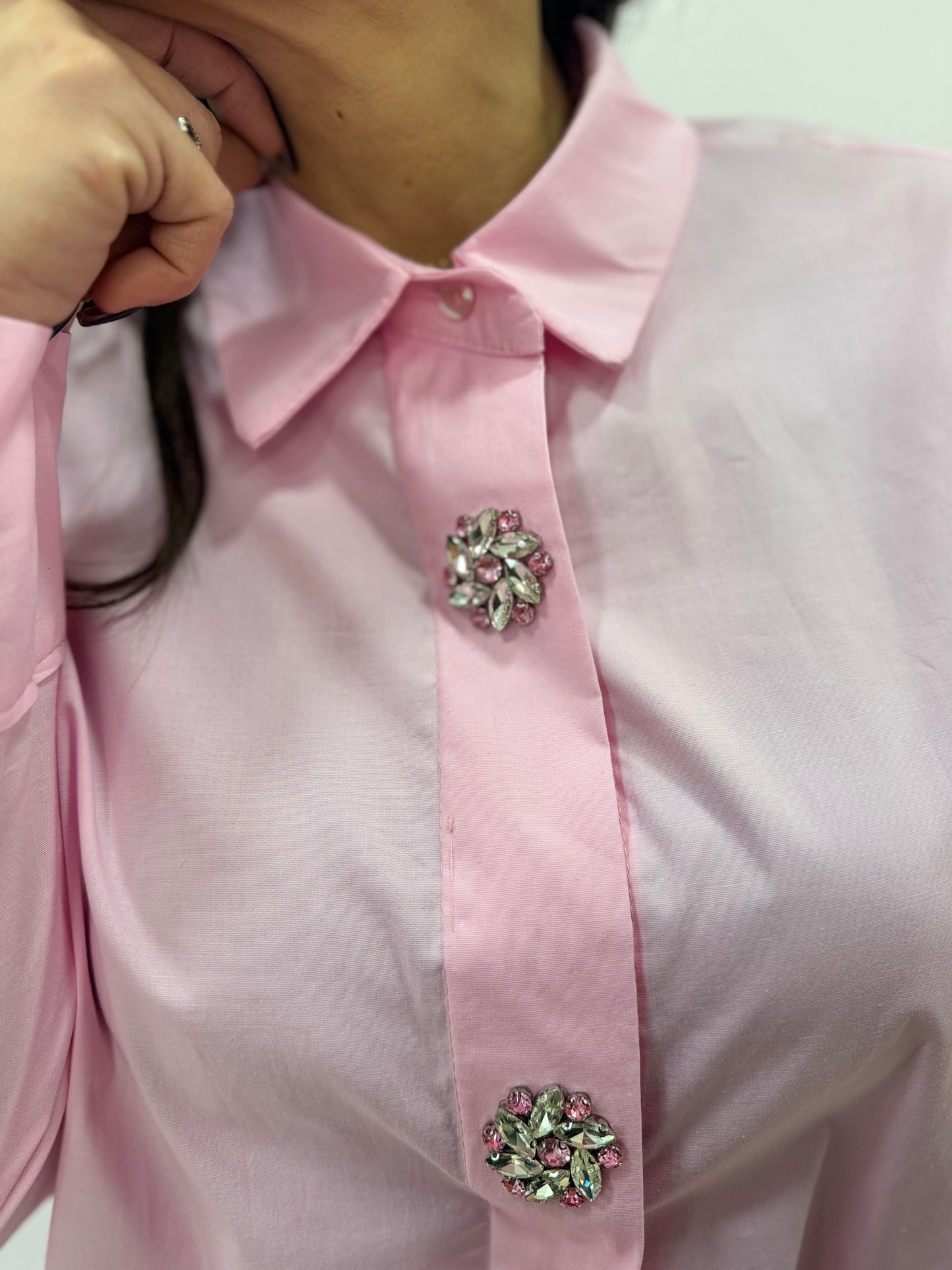 Camicia donna oversize con bottoni gioiello