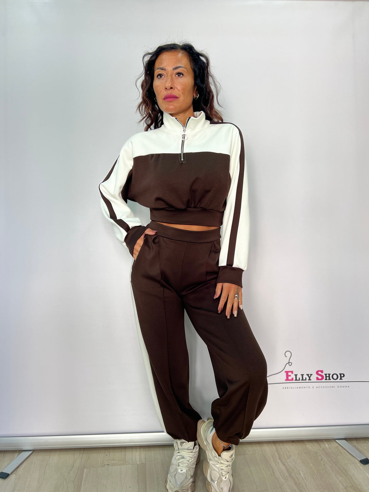 Completo Donna Sporty Chic Bicolore con Felpa Crop e Pantalone