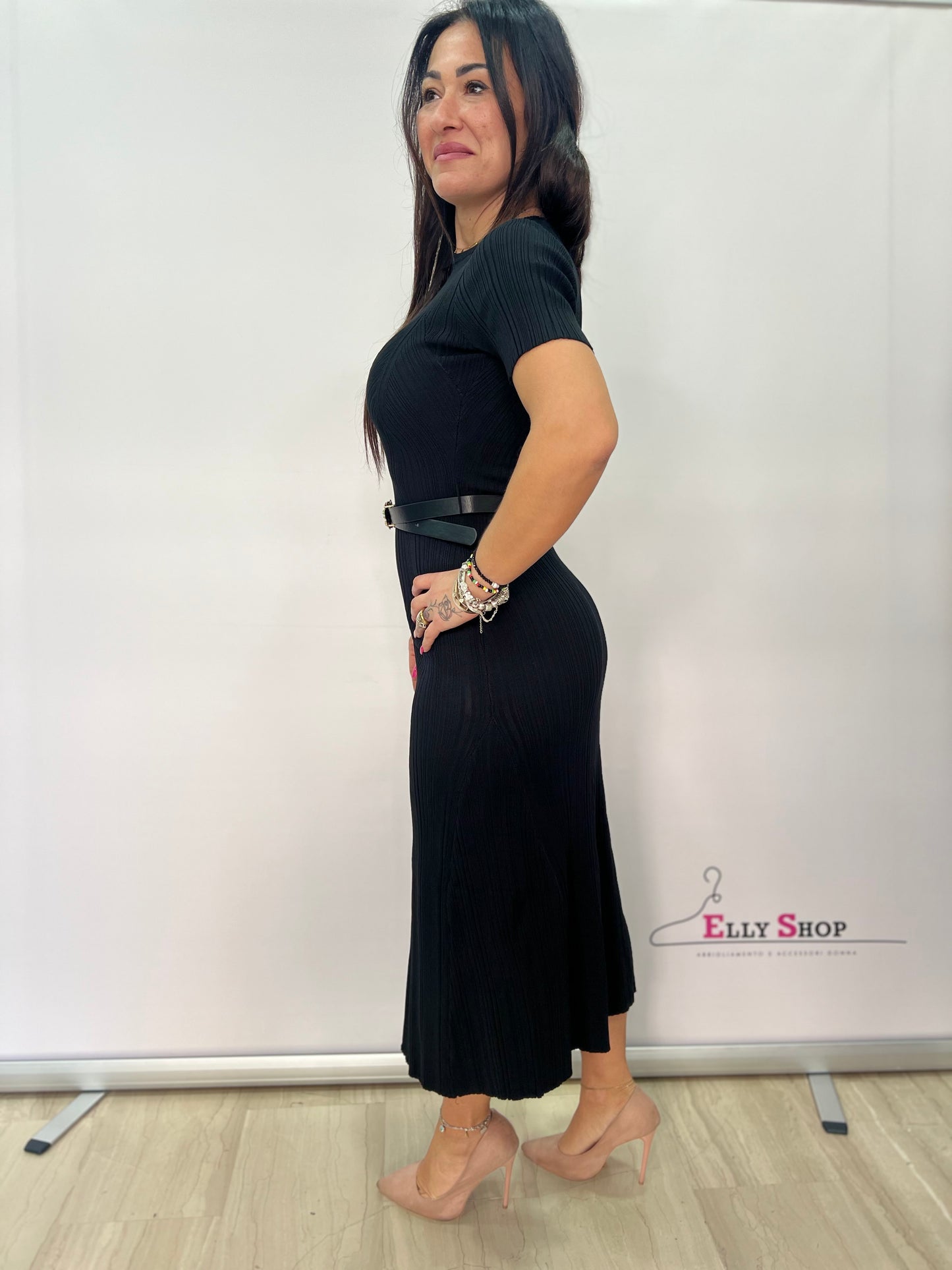 Abito midi nero a costine con cintura elegante