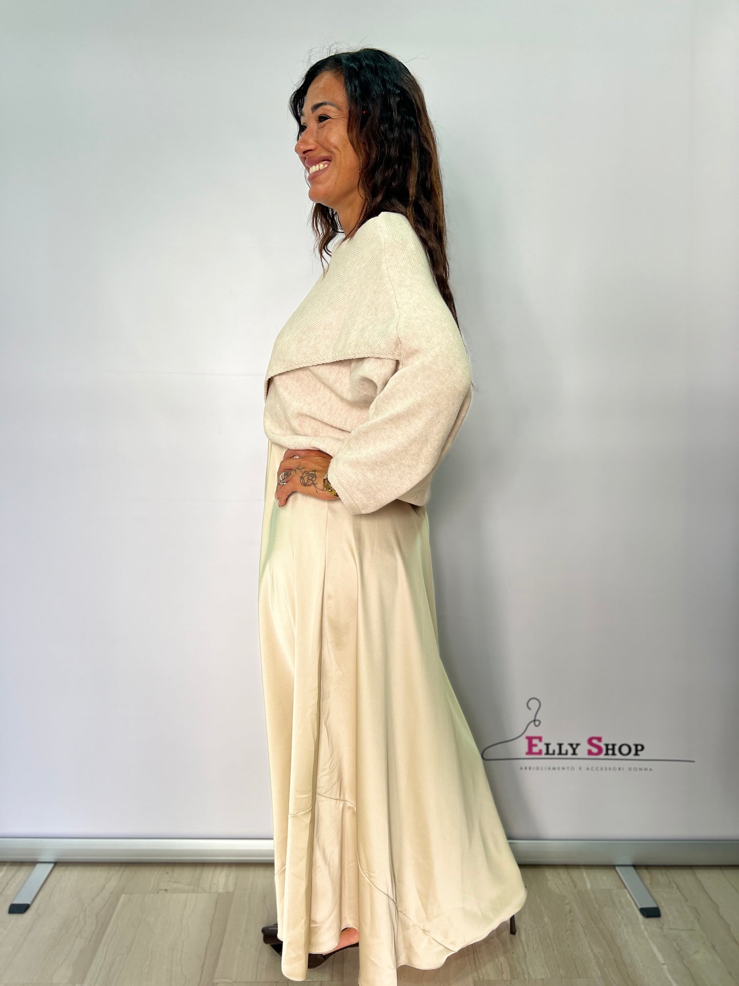 Vestito in raso con copri spalla in lana