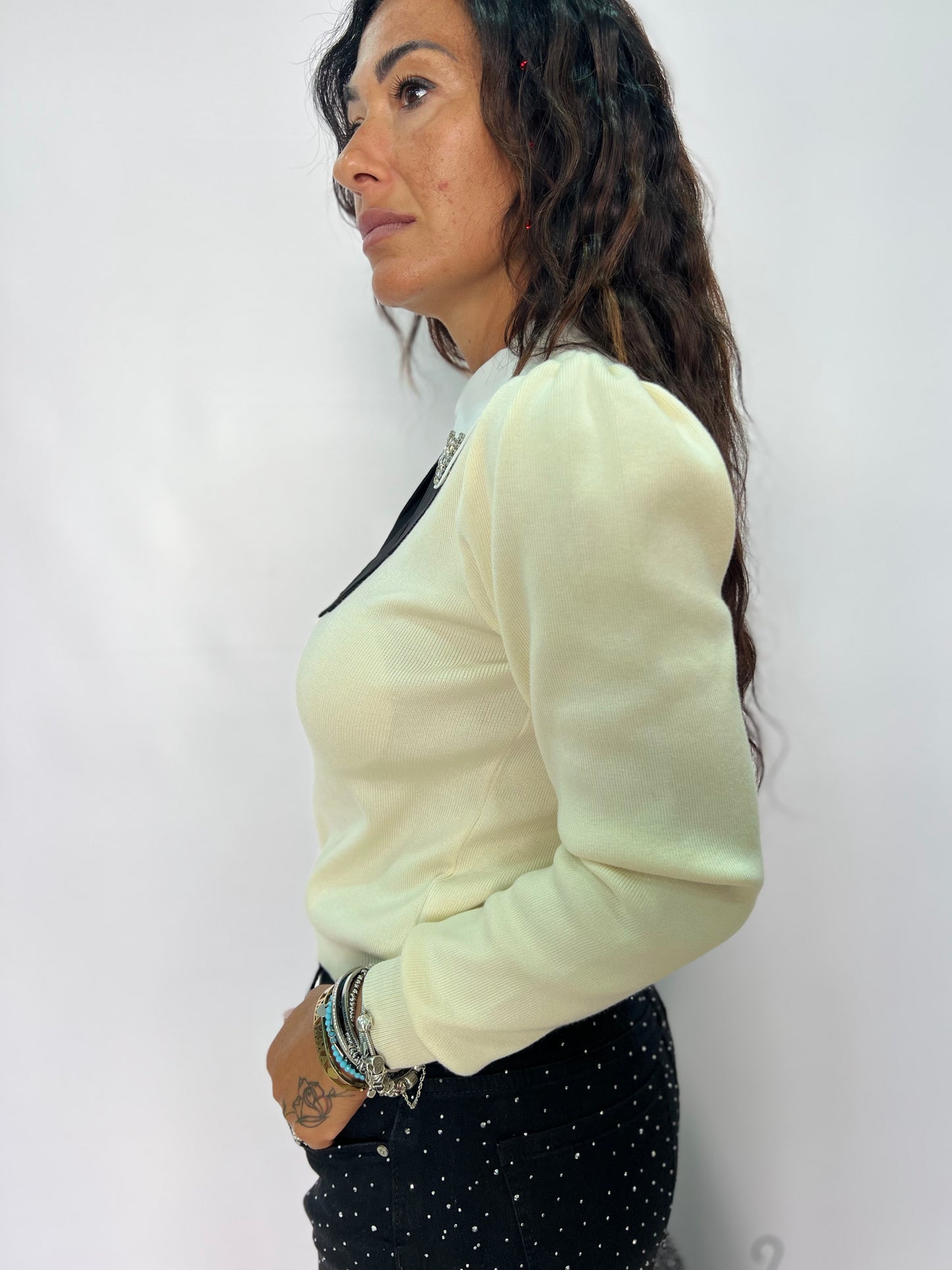 Maglia con colletto Swarovski e cravatta