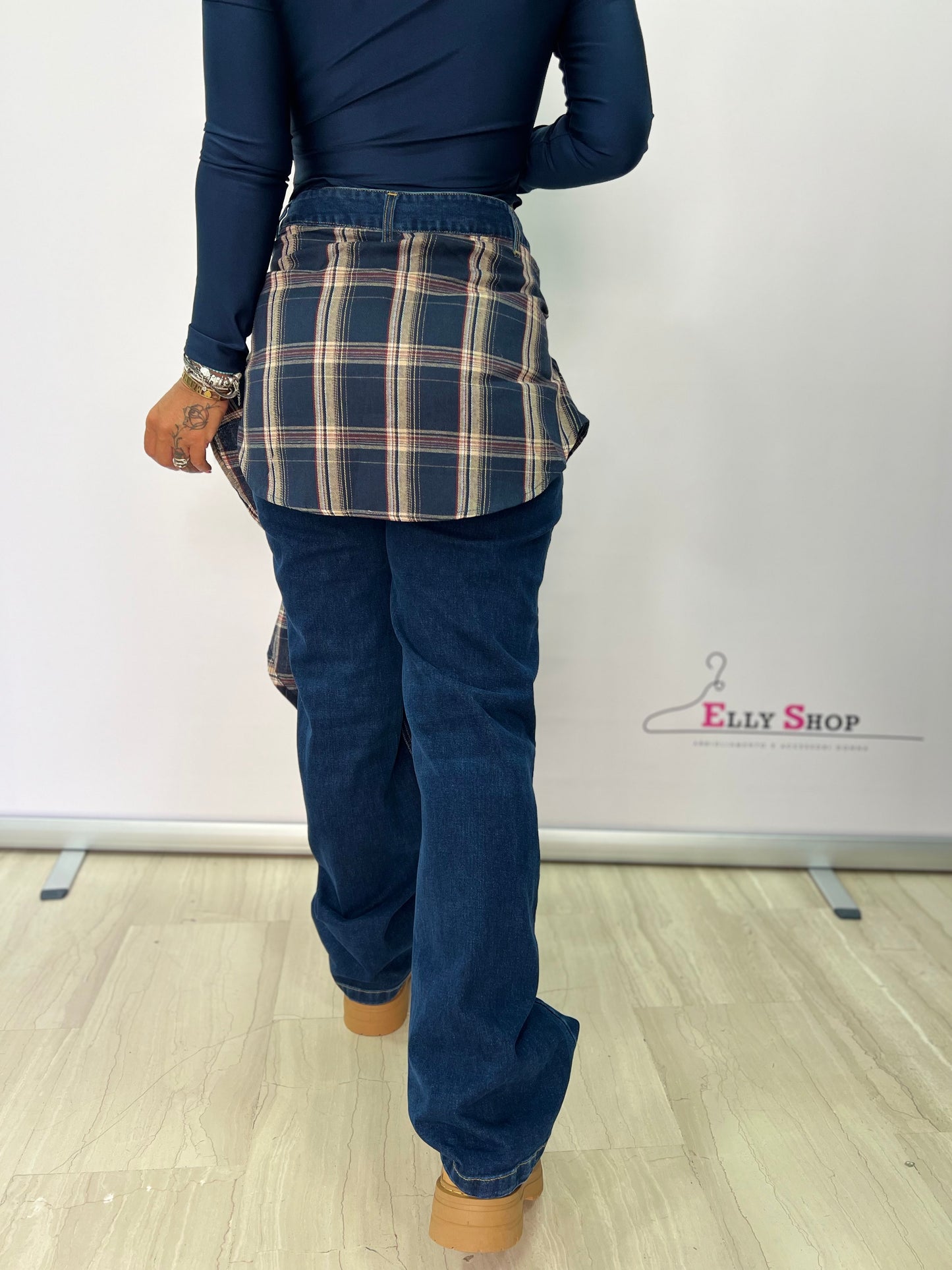 Jeans con camicia in vita