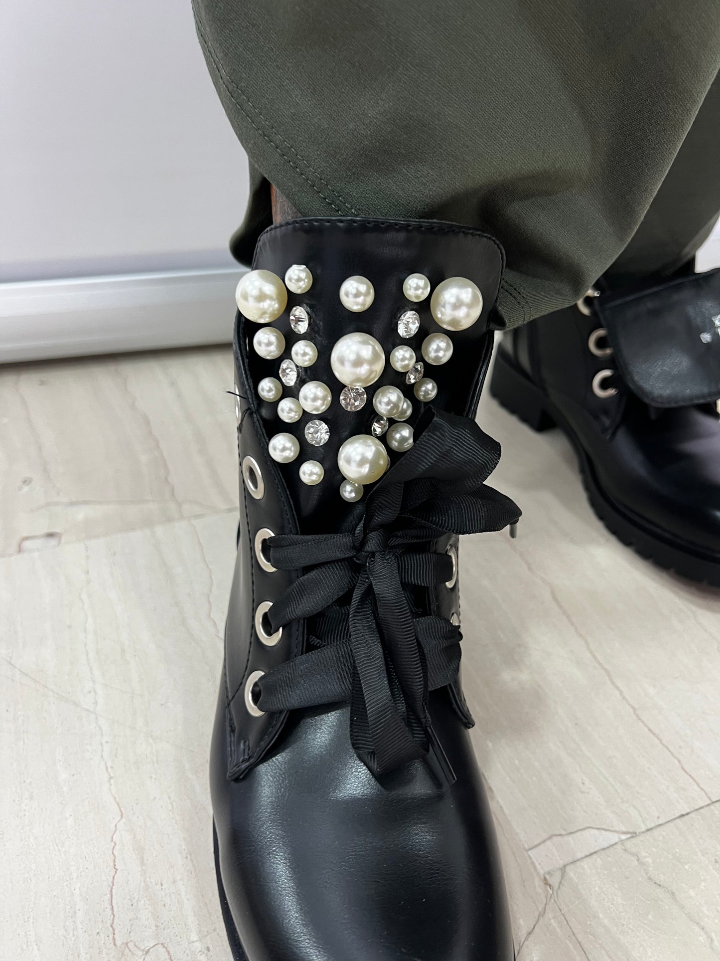 Scarpe anfibi in pelle e con perle
