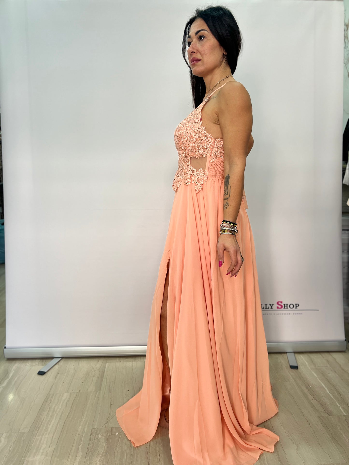 Abito lungo elegante con pizzo e spacco