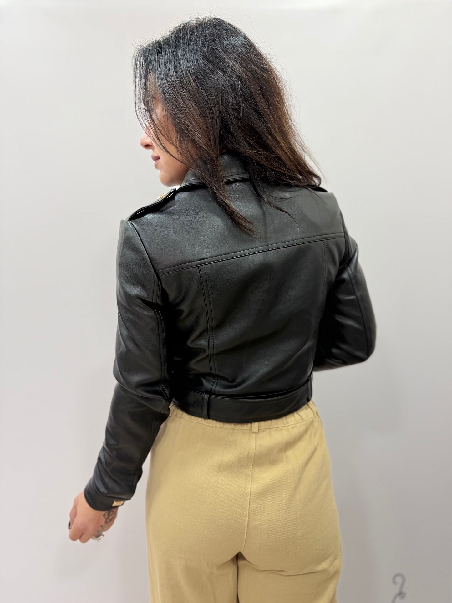 Giacca donna corta effetto pelle con cintura