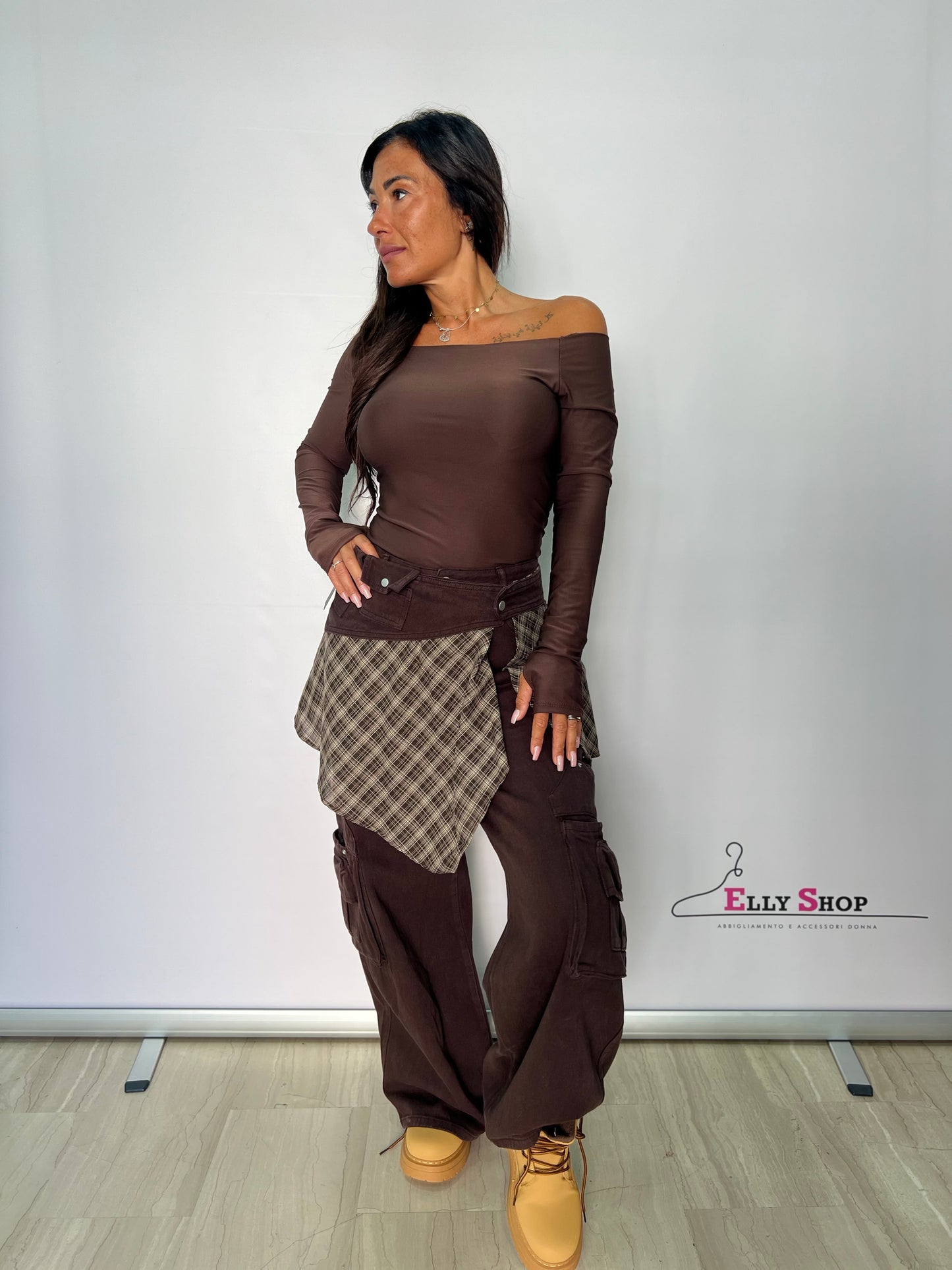 Jeans cargo con bavetta a quadri