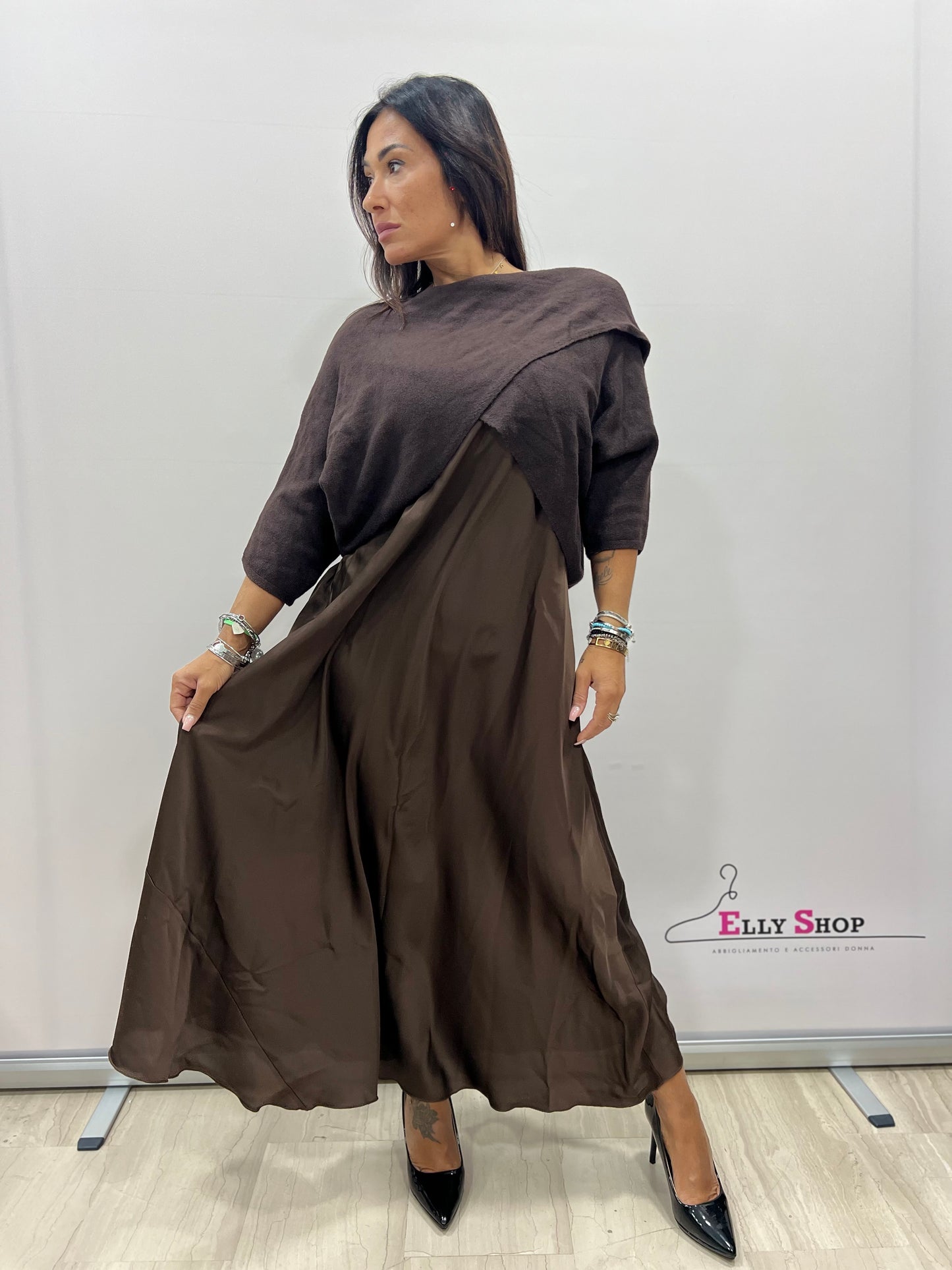 Vestito in raso con copri spalla in lana