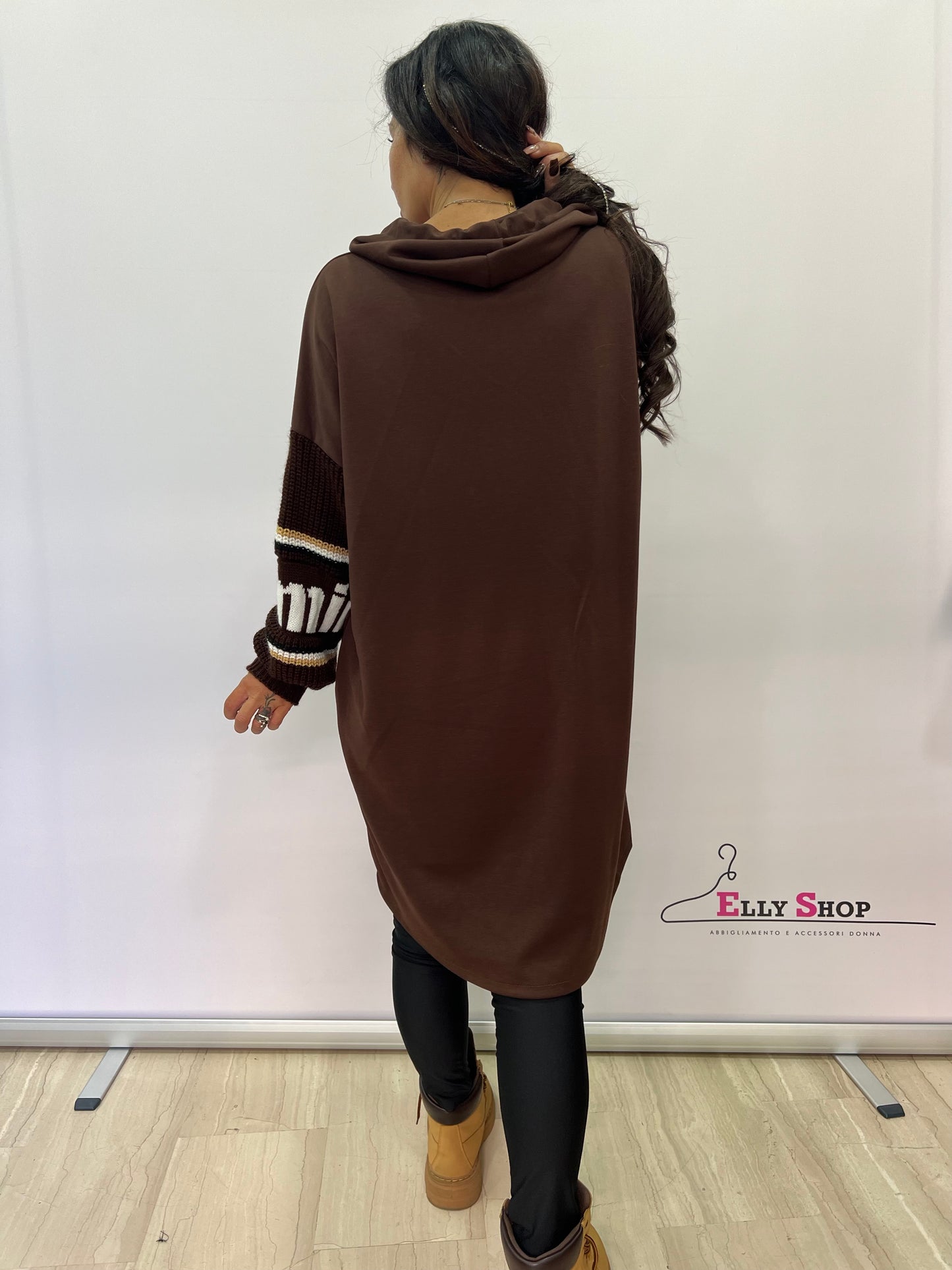 Felpa lunga curvy con cappuccio e maniche a maglia