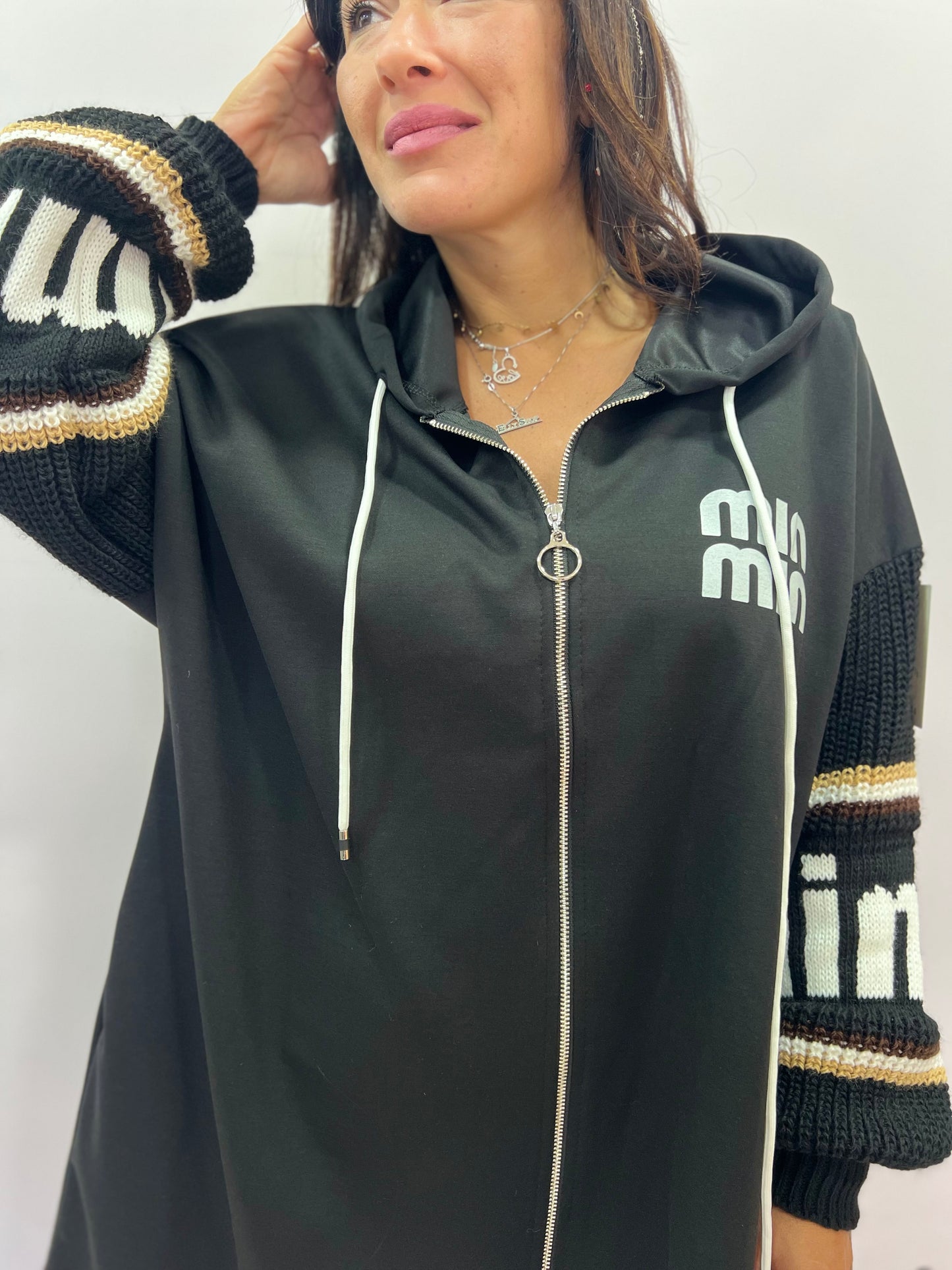 Felpa lunga curvy con cappuccio e maniche a maglia