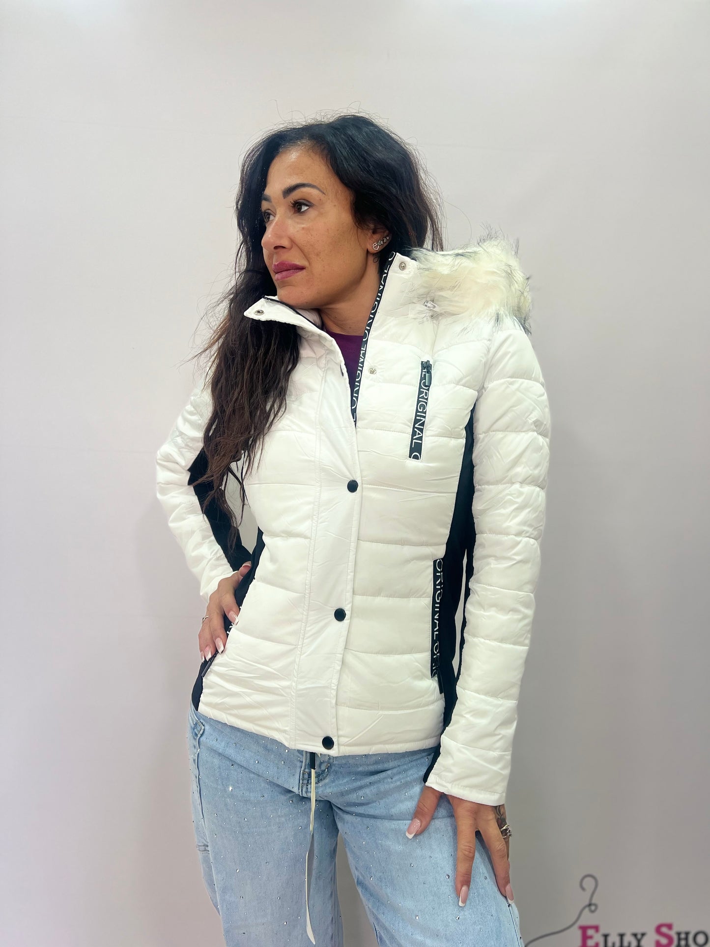 Piumino da donna corto con cappuccio e pelliccia