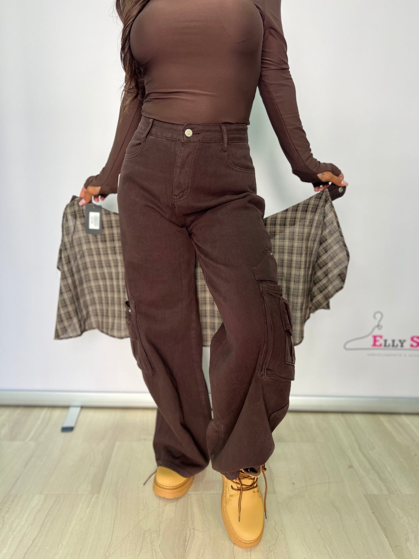 Jeans cargo con bavetta a quadri