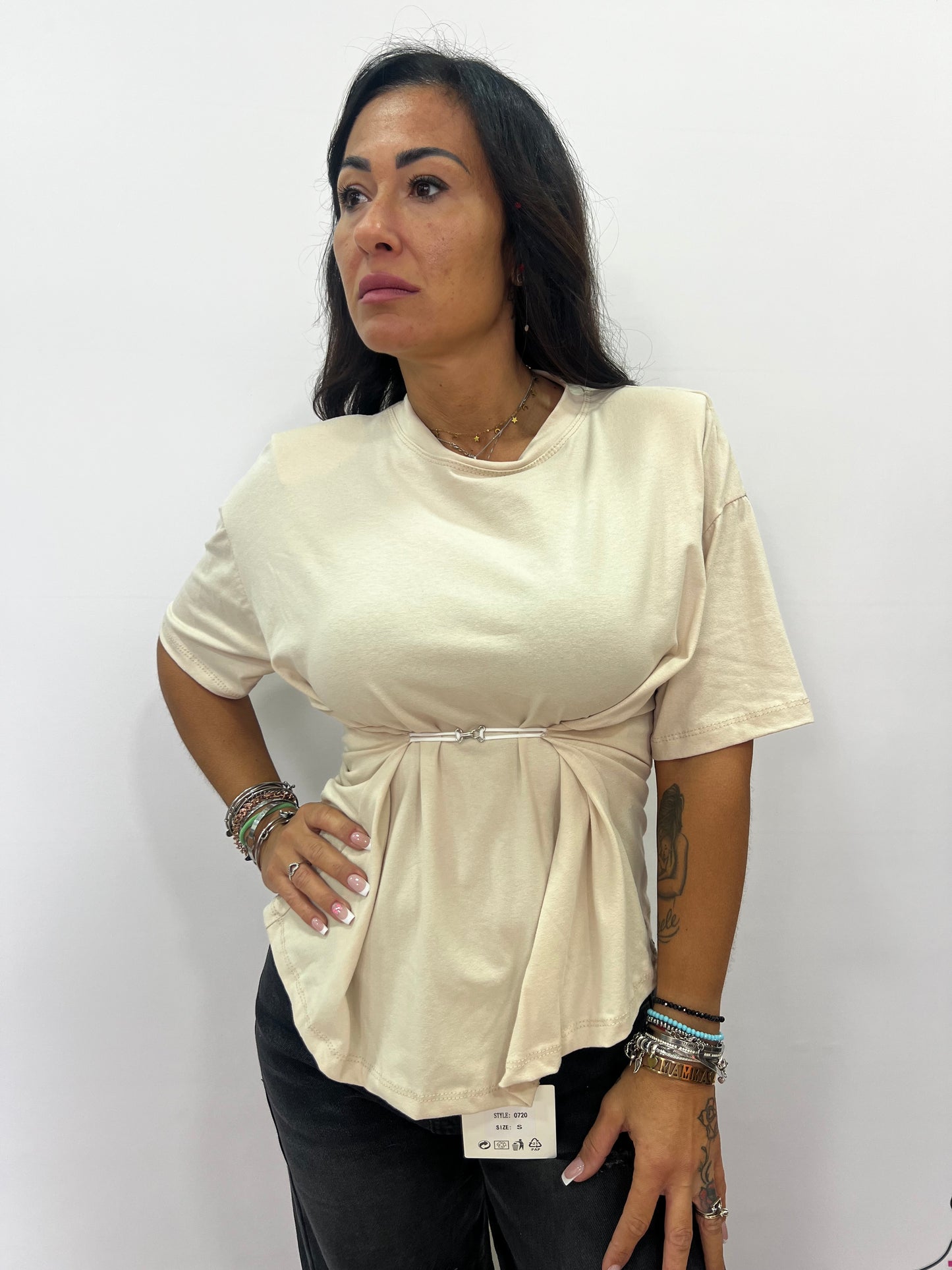 T-shirt donna con arriccio e gancio centrale