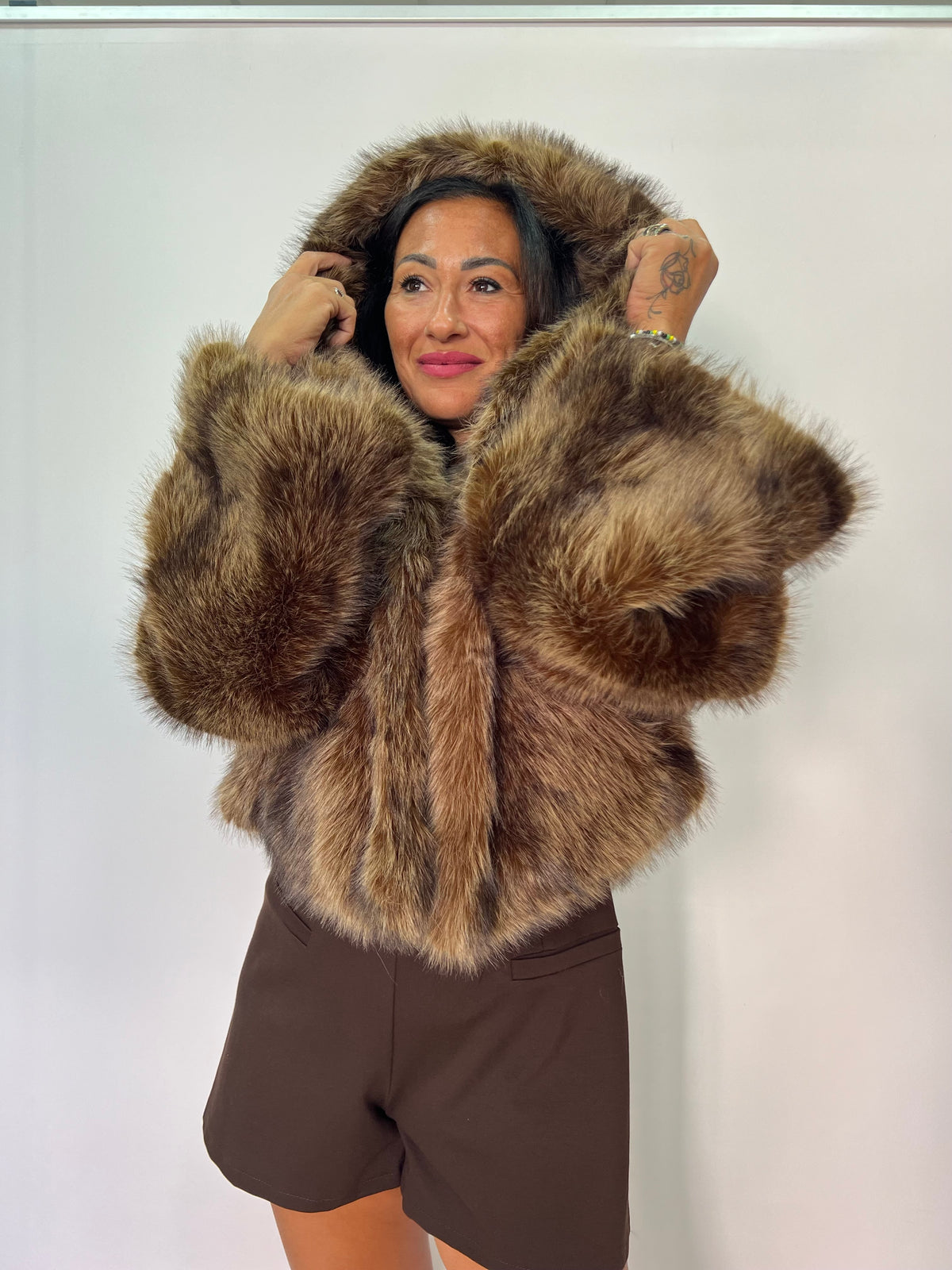 Pelliccia  Donna Corta con Cappuccio Oversize – S-XL