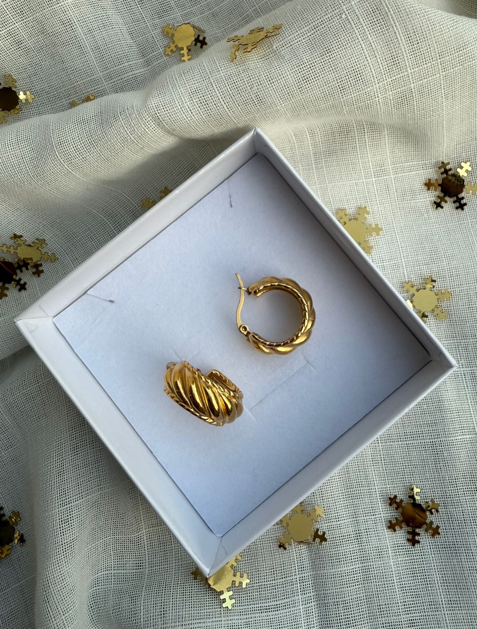 Set Orecchini Twist Gold – Cerchio Intrecciato + Orecchino Bold Acciaio Inox