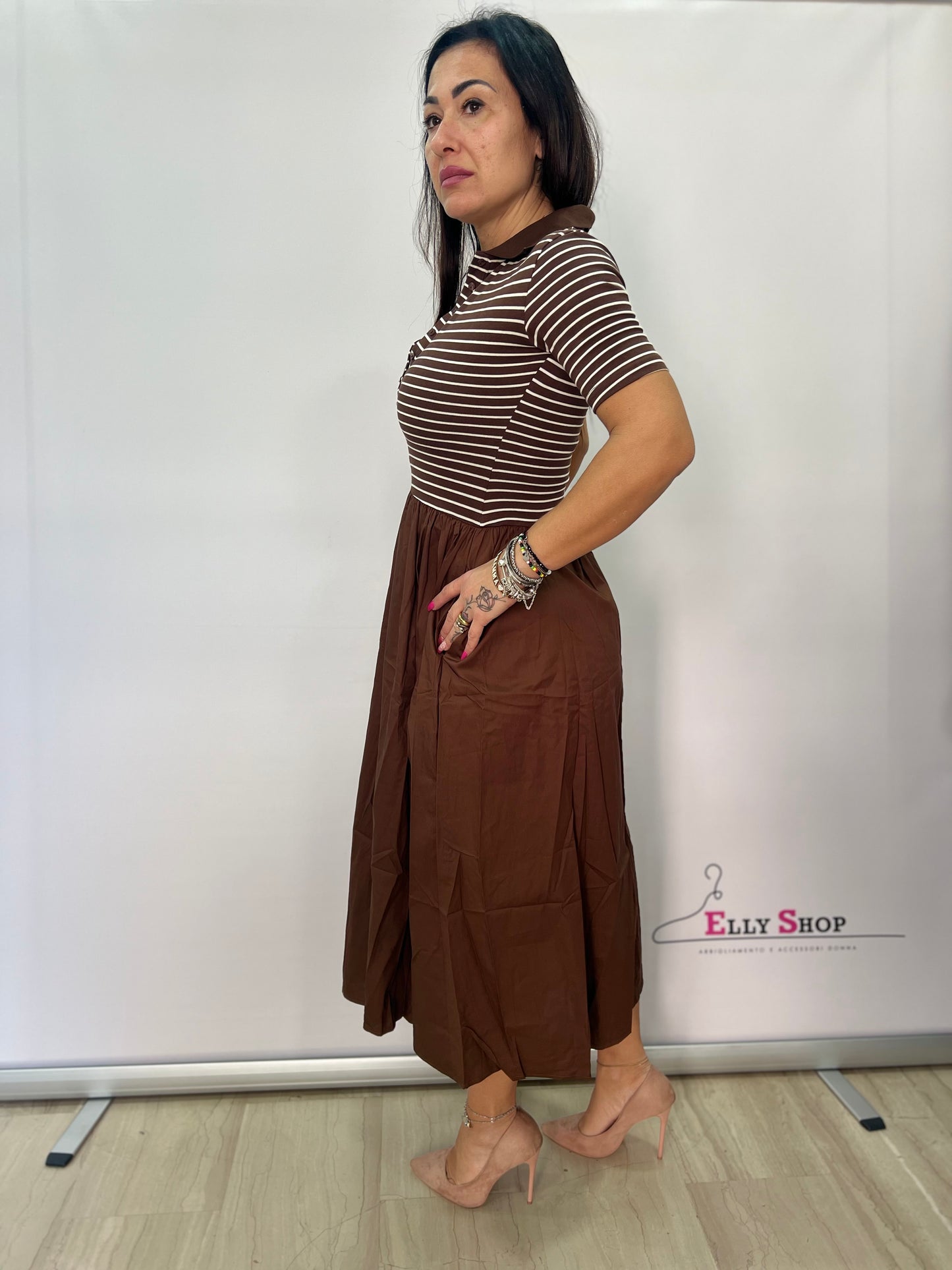 Abito midi marrone con polo a righe