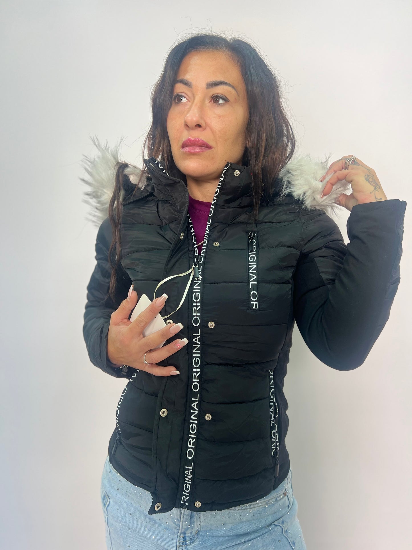 Piumino da donna corto con cappuccio e pelliccia