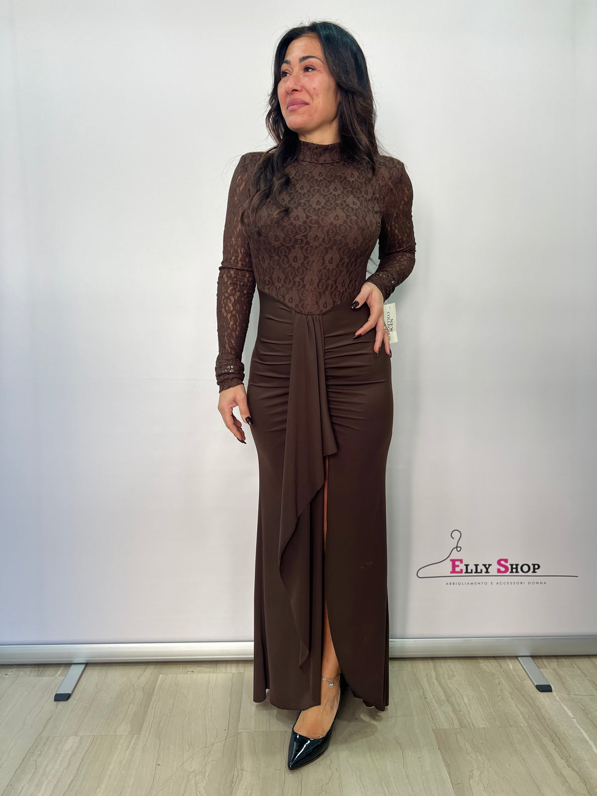 Abito lungo elegante in pizzo con spacco