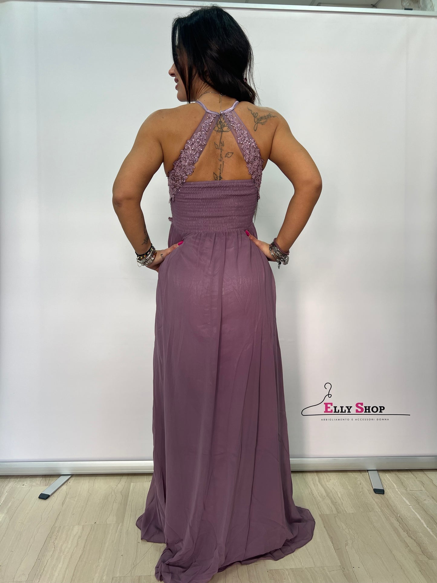 Abito lungo elegante con pizzo e spacco