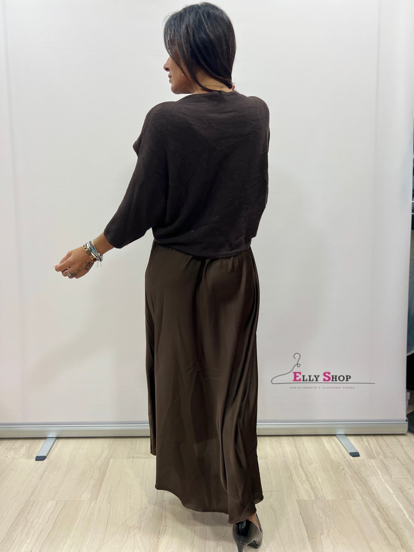 Vestito in raso con copri spalla in lana