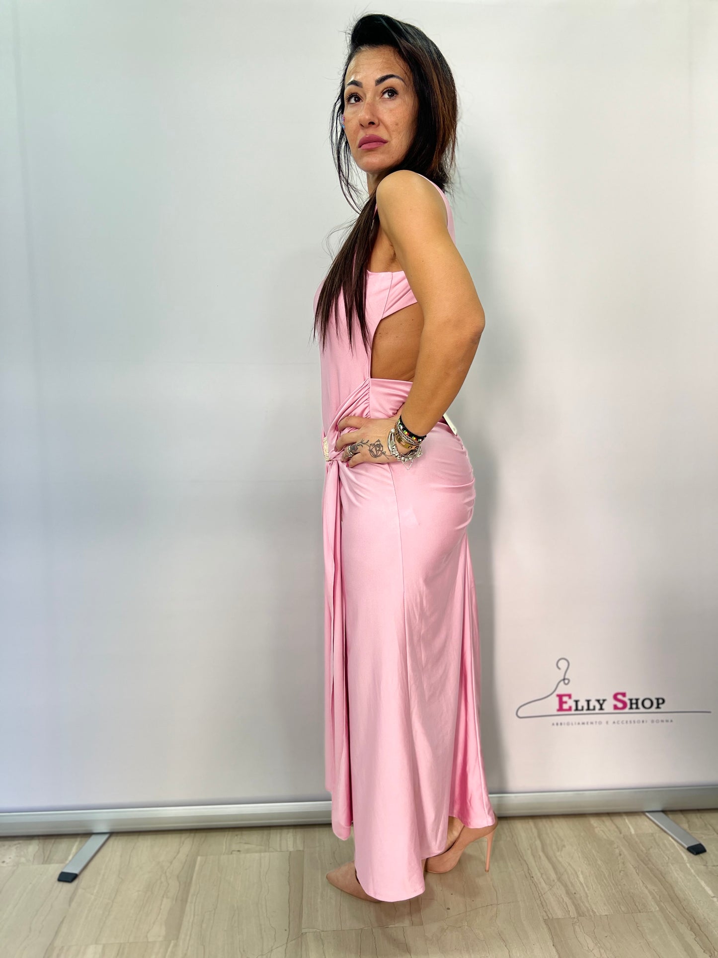 Abito lungo elegante con drappeggio oro