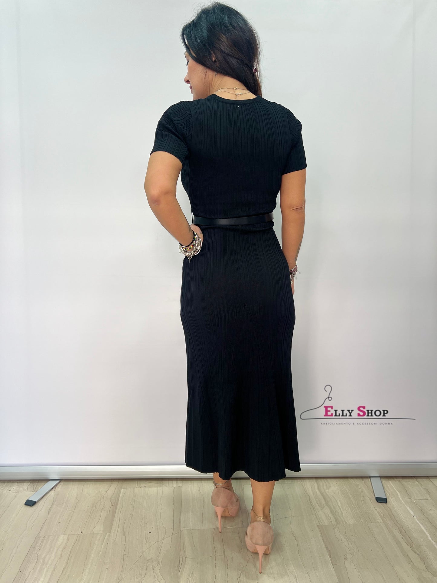 Abito midi nero a costine con cintura elegante