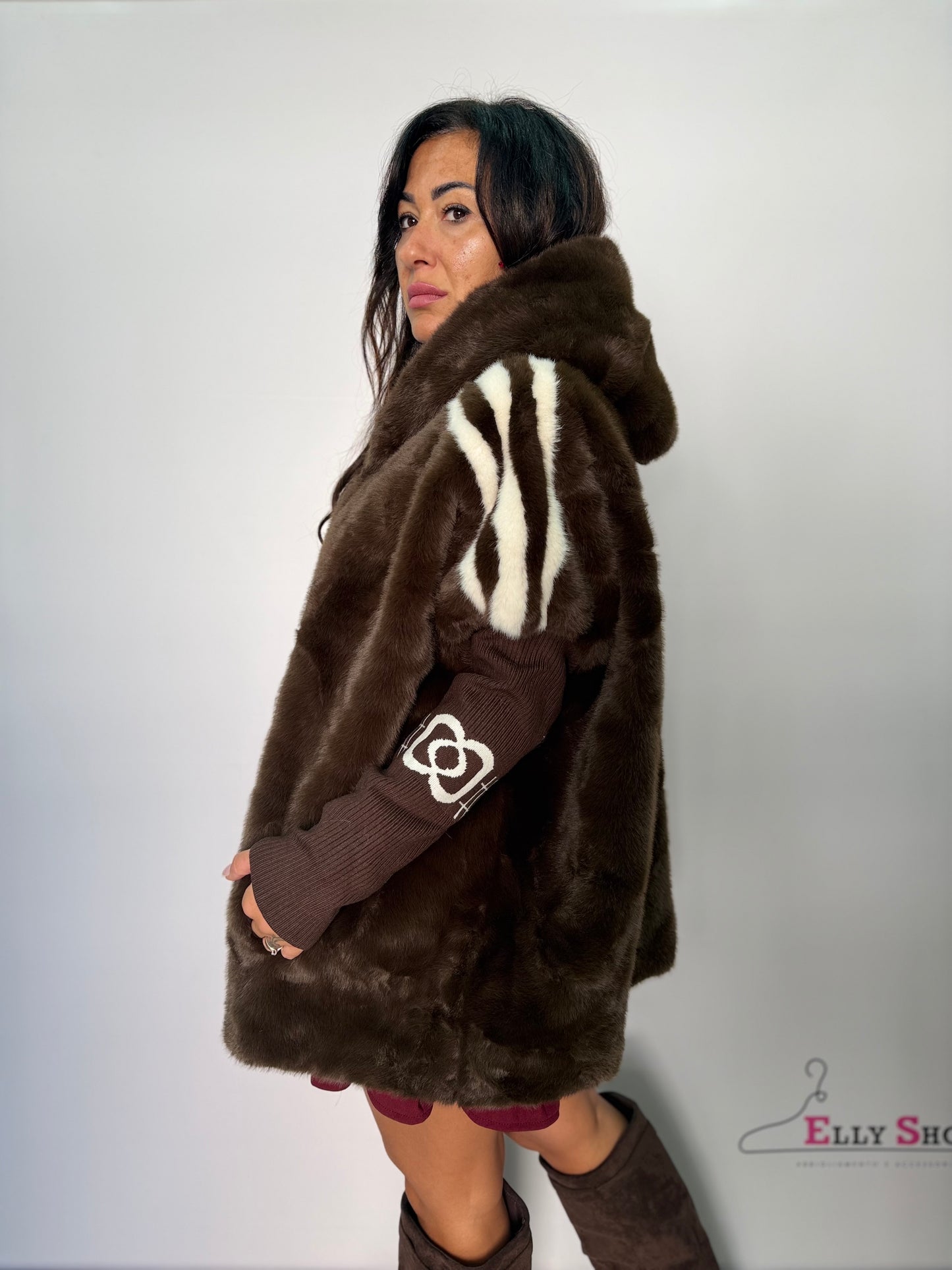 Cappa in eco pelliccia marrone con cappuccio