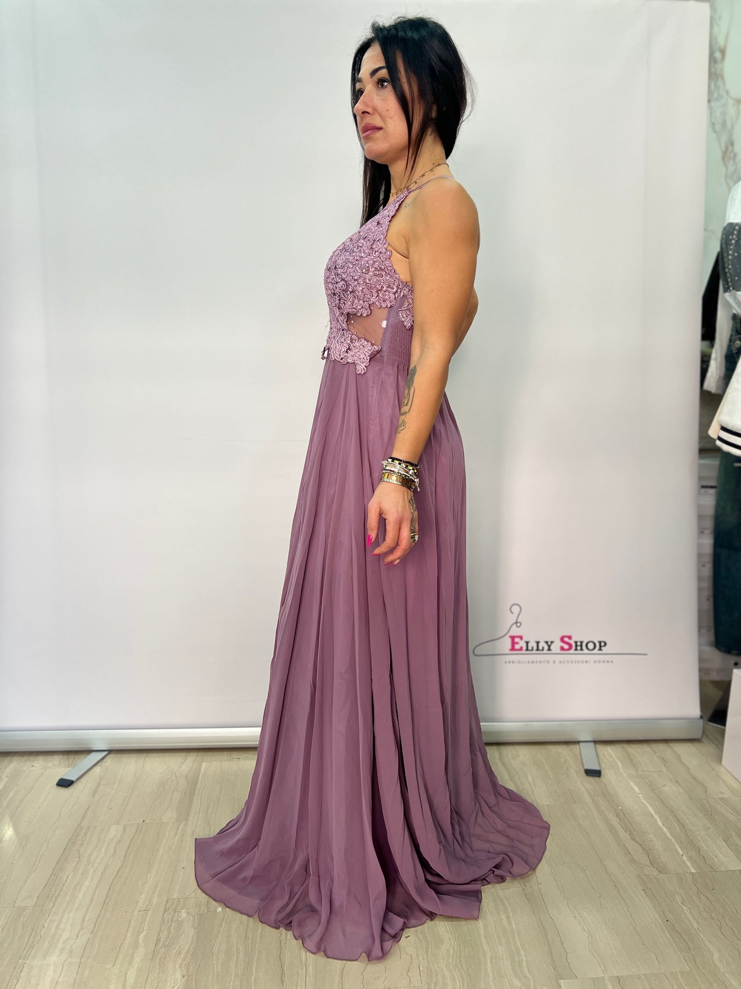 Abito lungo elegante con pizzo e spacco