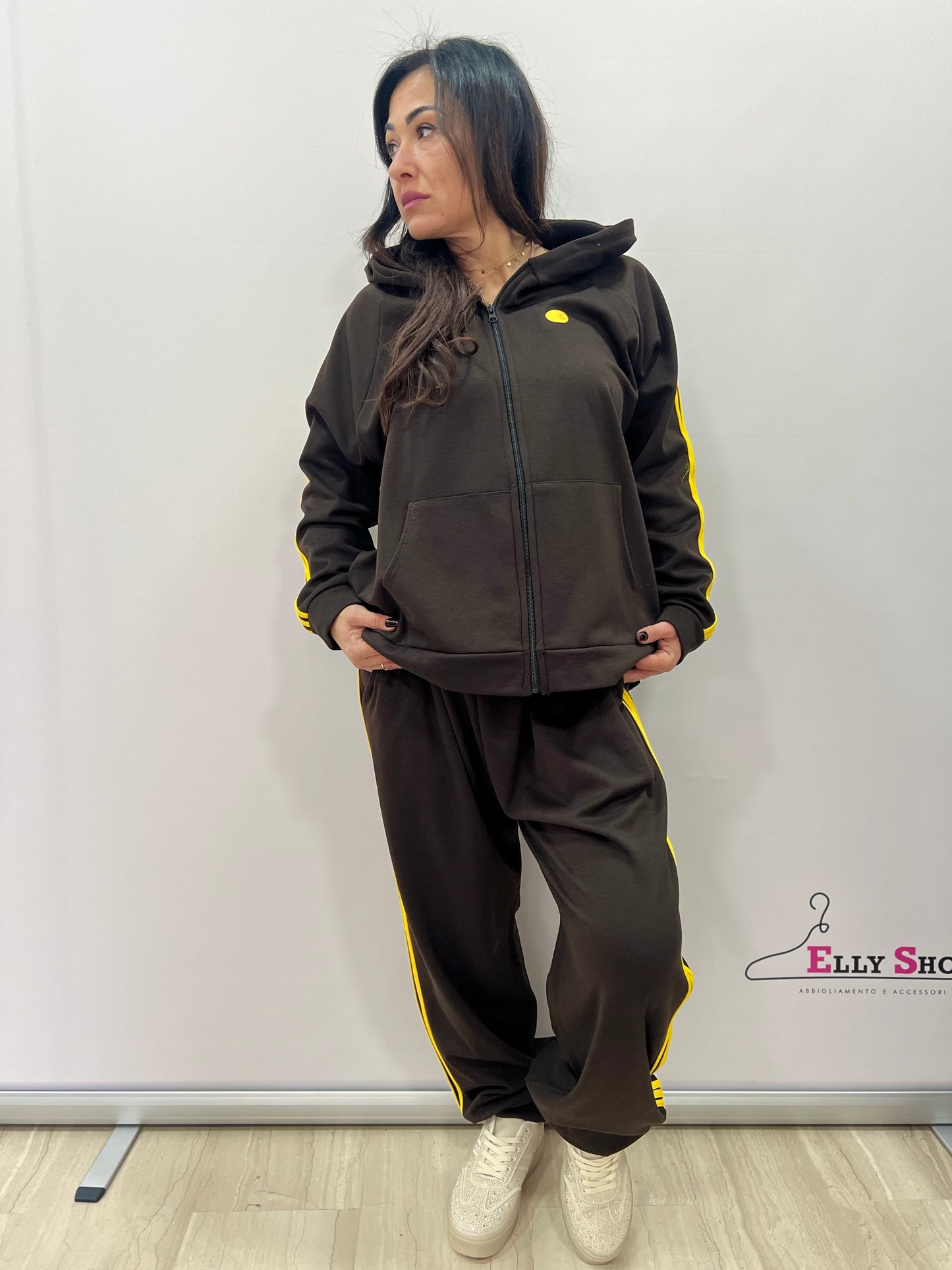 Completo tuta donna curvy sportivo con bande gialle