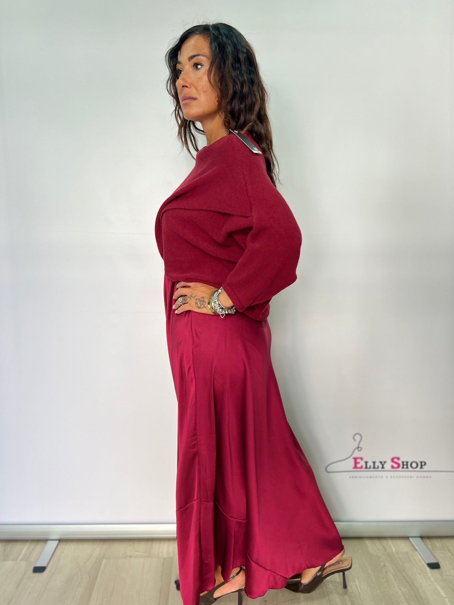 Vestito in raso con copri spalla in lana