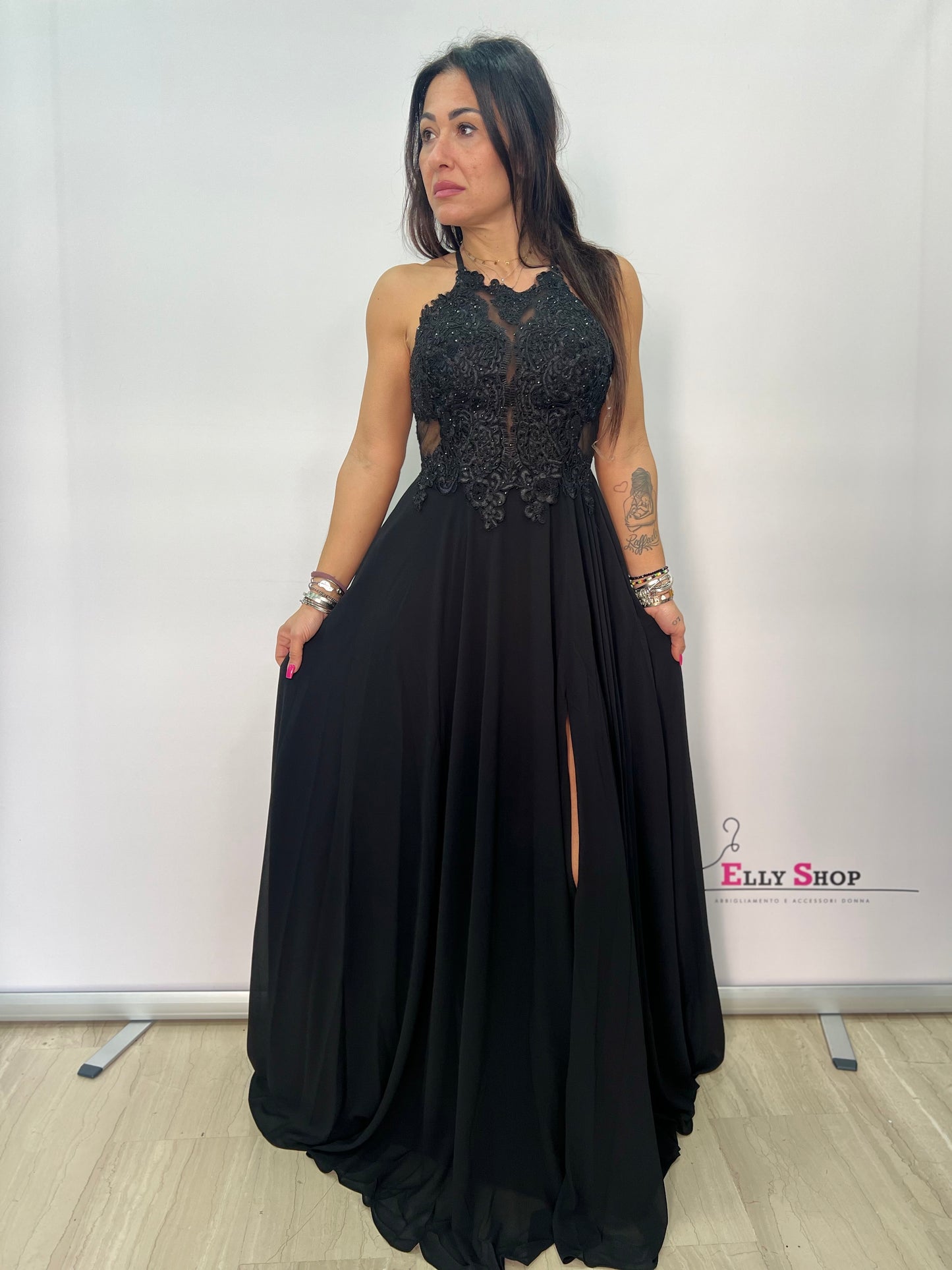 Abito lungo elegante con pizzo e spacco