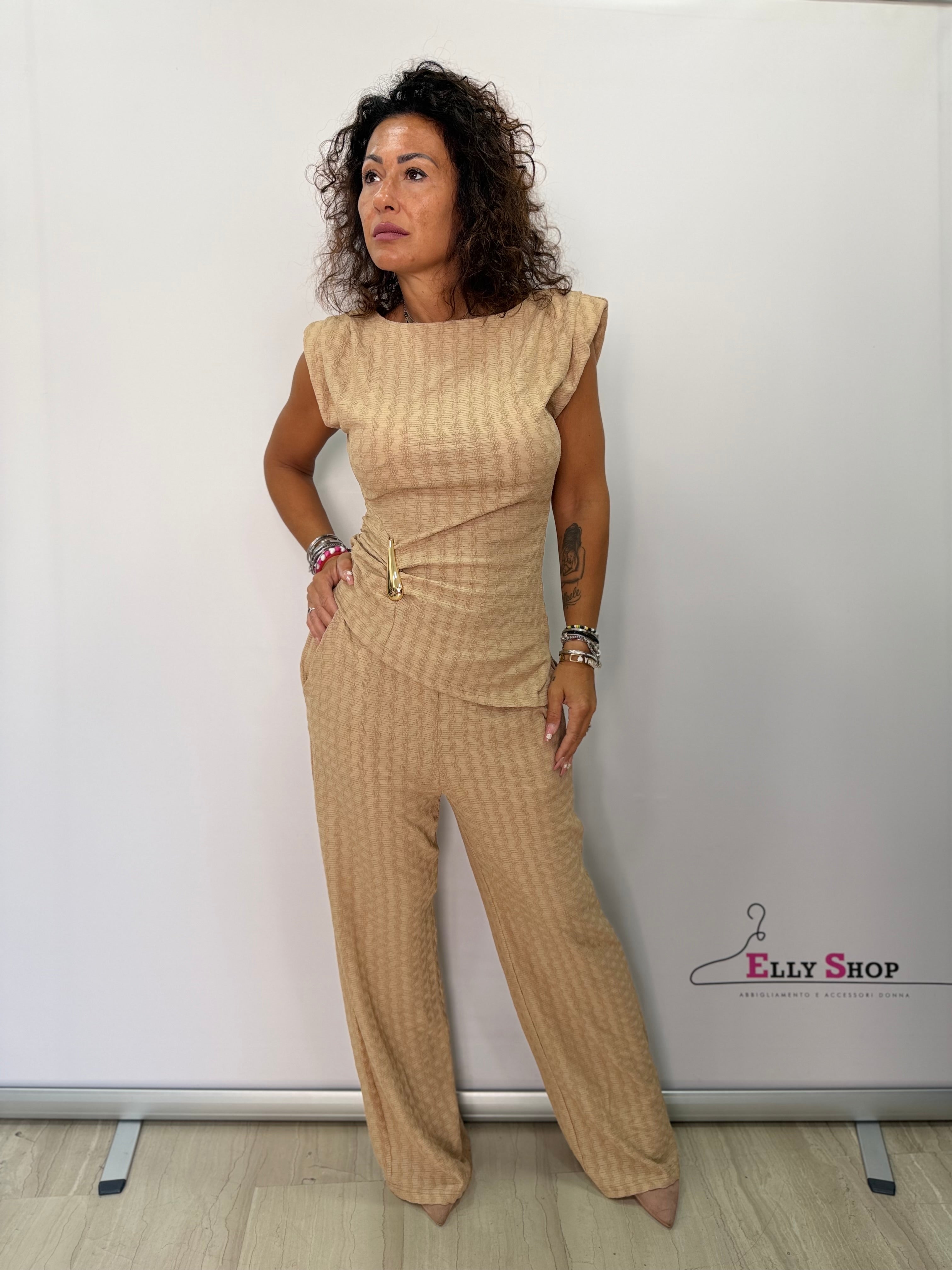 Completo Elegante con Pantalone Palazzo e Dettaglio Gioiello Elasticizzato