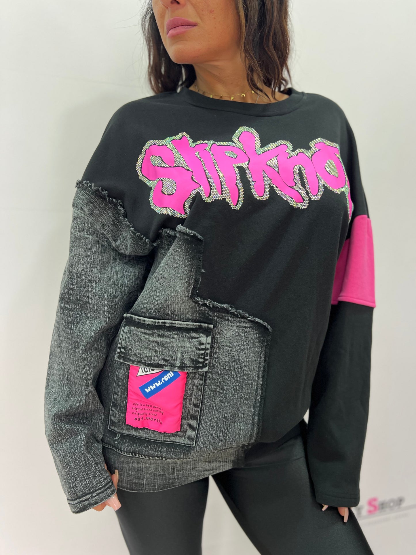 Felpa stoffa e jeans con fantasie colorate