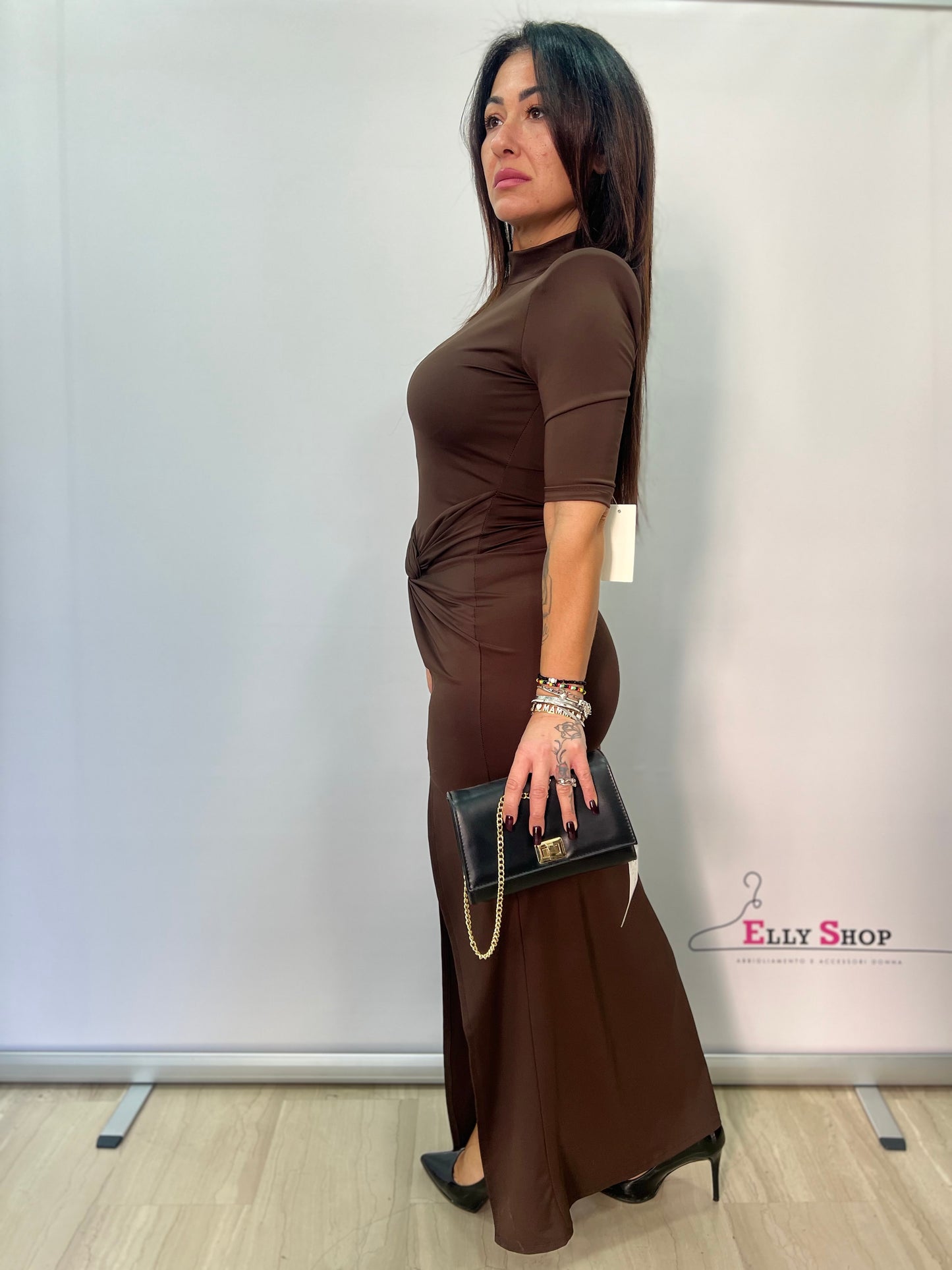 Abito lungo aderente con spacco e drappeggio