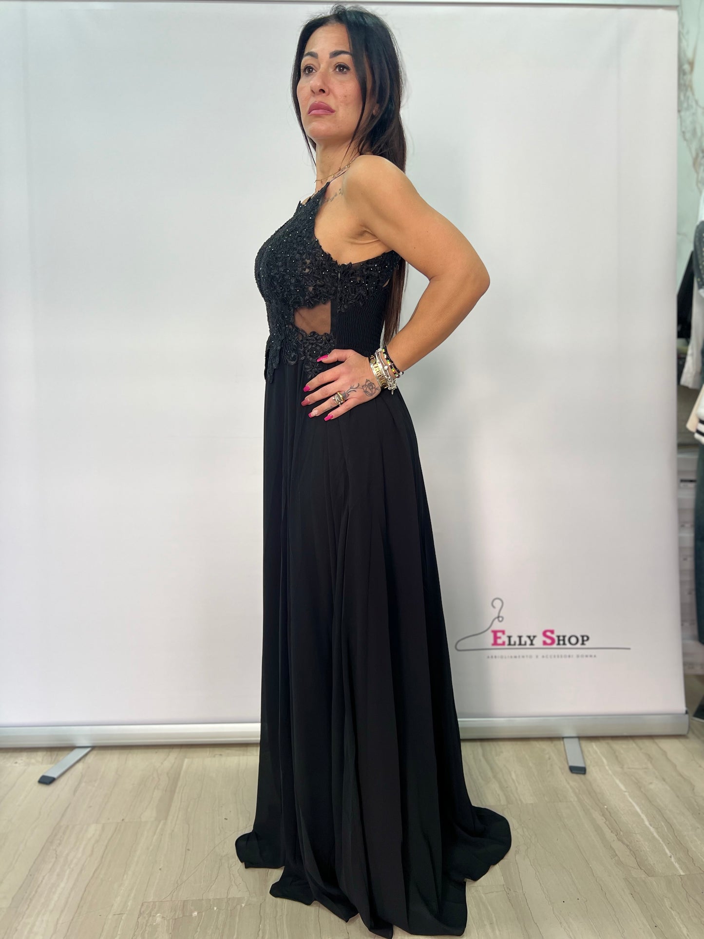 Abito lungo elegante con pizzo e spacco