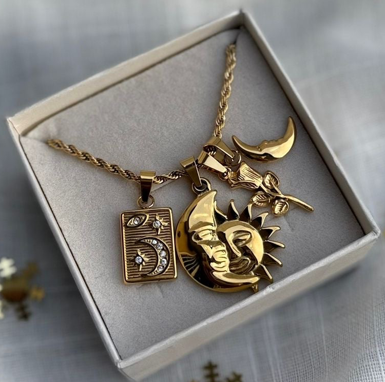 Collana in acciaio inox oro con ciondoli luna, sole e carta tarocchi – Stile mistico