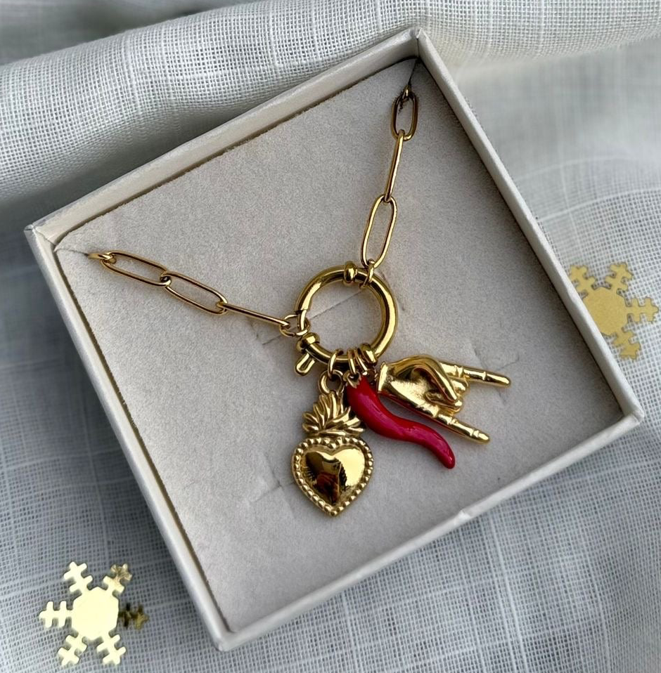 Collana in acciaio inox oro con ciondoli portafortuna – Corno rosso, cuore sacro e mano