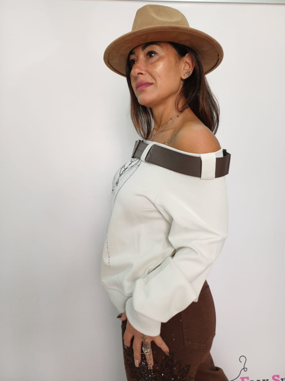 Maglia panna donna con cintura e stampa gioiello