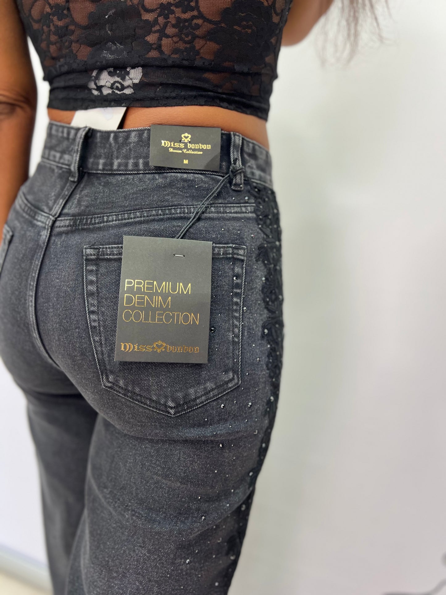 Jeans con merletto e brillantini