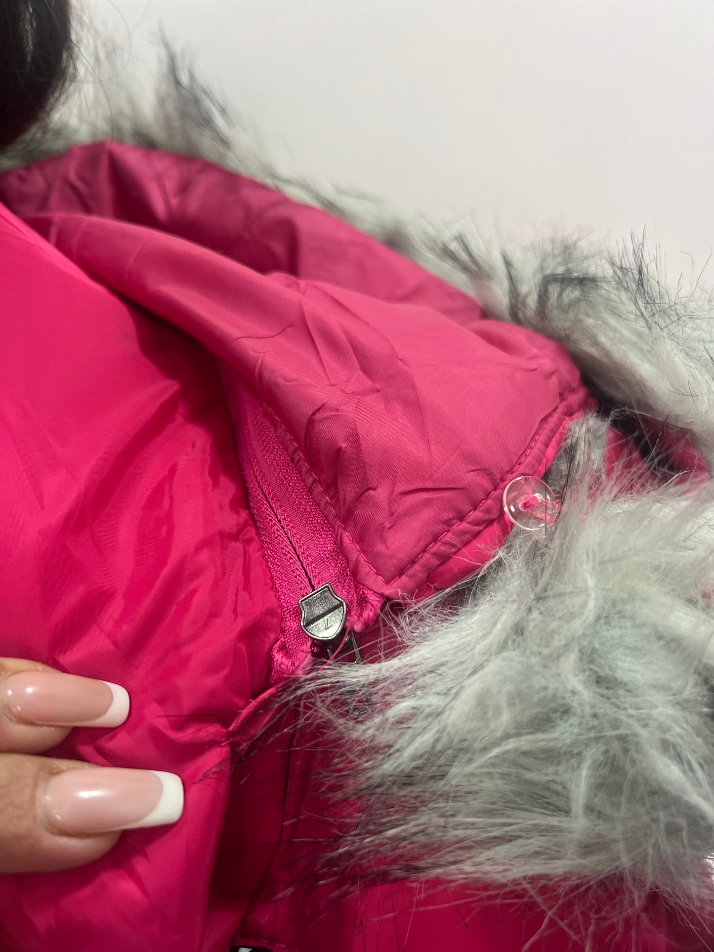 Piumino da donna corto con cappuccio e pelliccia