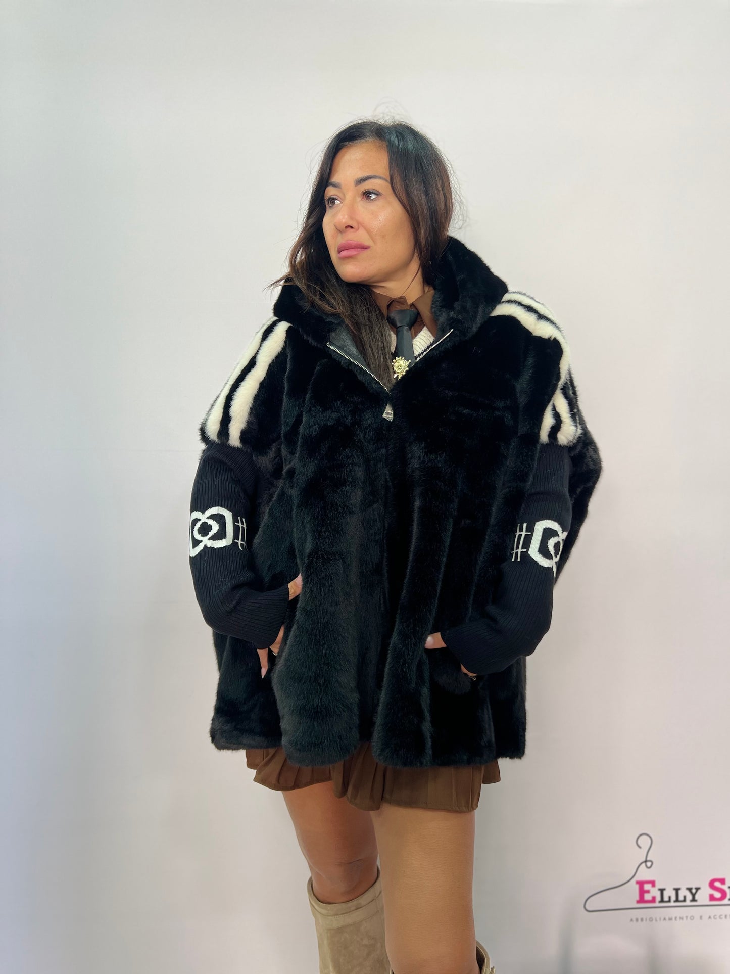 Cappa in eco pelliccia marrone con cappuccio