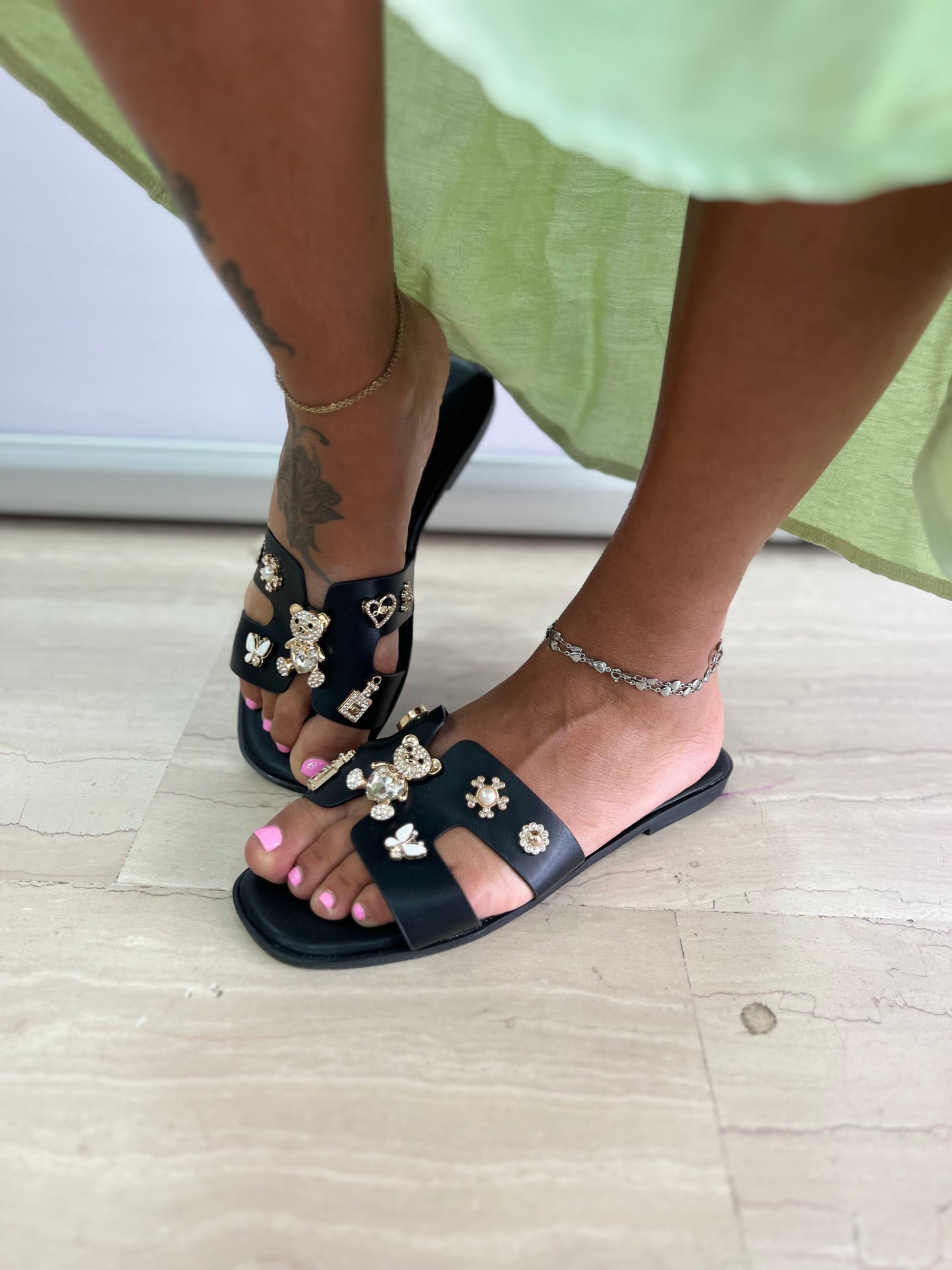 Ciabatta Donna Elegante Nera con Accessori
