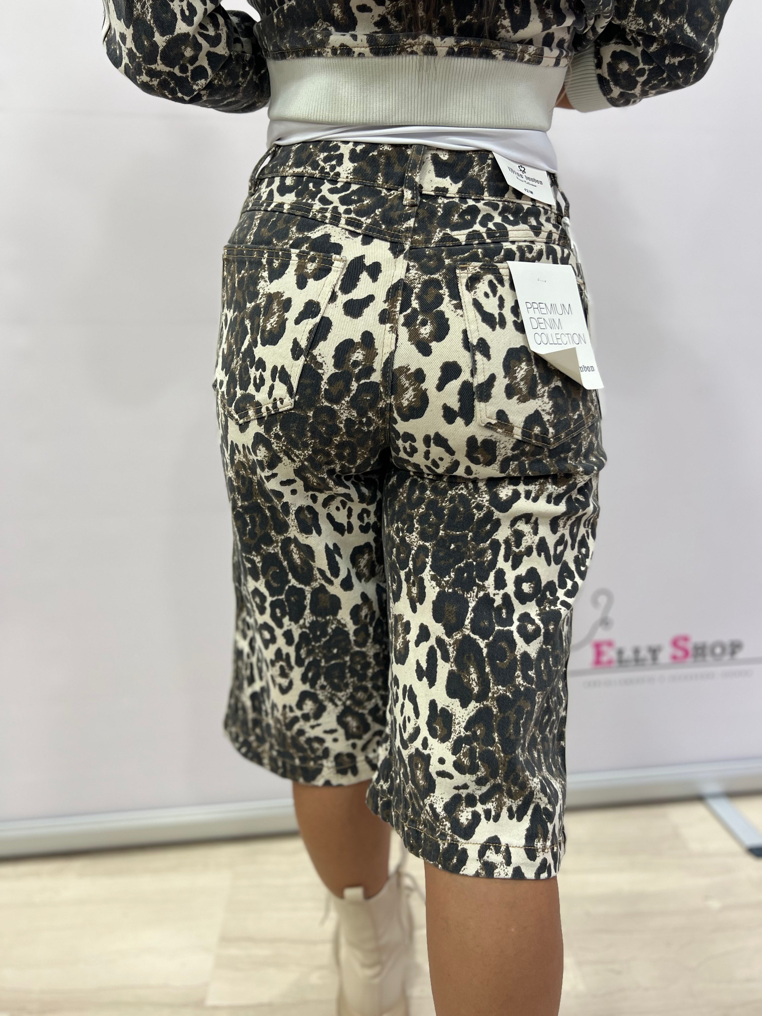 Bermuda donna animalier in felpa leggera – Fantasia maculata e taglio comodo